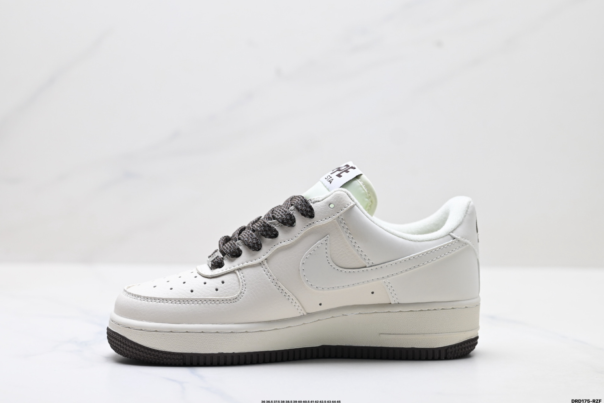 特价‼️💰110
公司级✅NIKE AIR FORCE 1‘07
原楦头原纸板 打造纯正低帮空军版型
专注外贸渠道 全掌内置蜂窝气垫 
原盒配件 原厂中底钢印、拉帮完美
货号:YZ8115-003
Size:36 36.5 37.5 38 38.5 39 40 40.5 41 42 42.5 43 44 45
ID:DRD175-RZF
