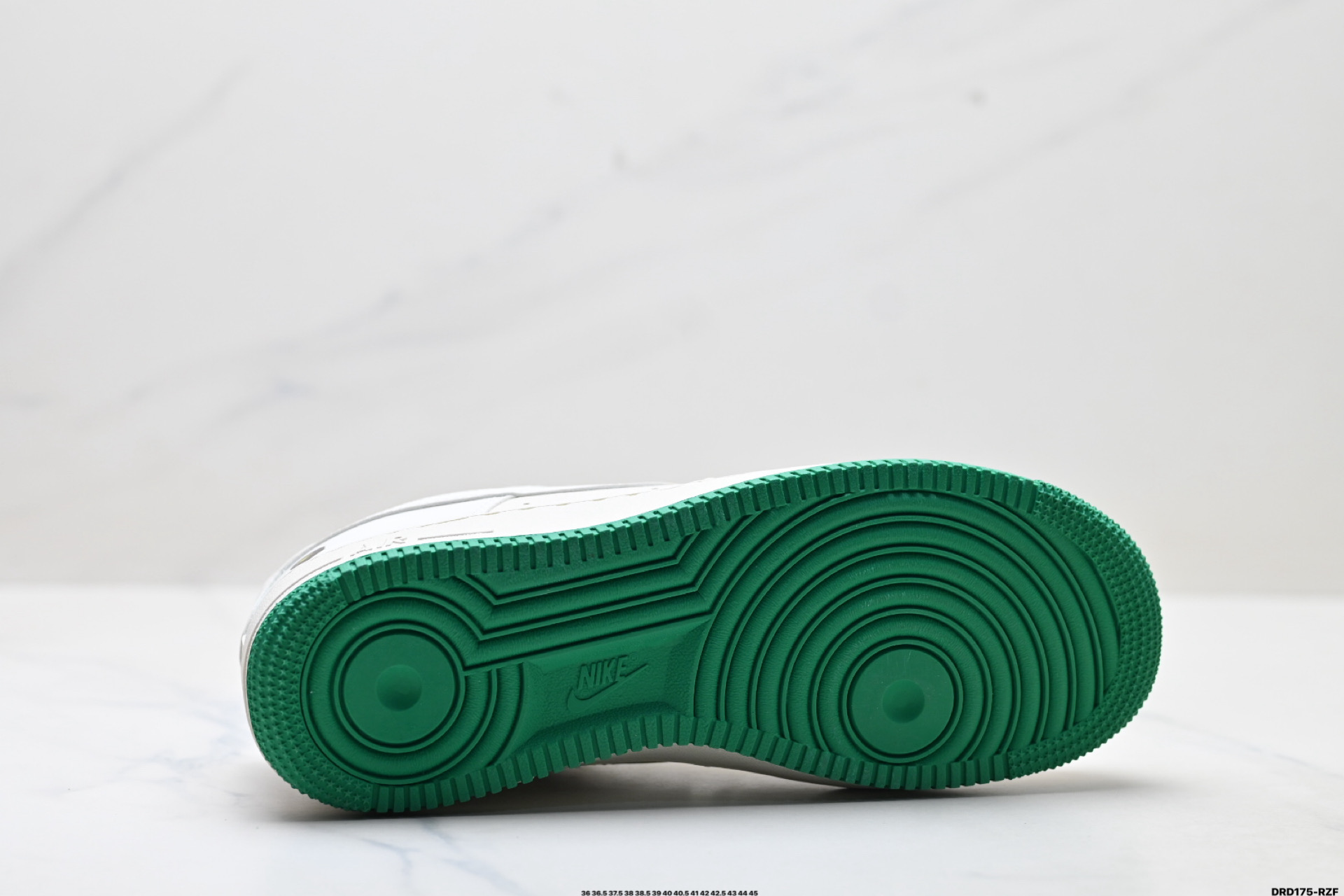 特价‼️💰110
公司级✅NIKE AIR FORCE 1‘07
原楦头原纸板 打造纯正低帮空军版型
专注外贸渠道 全掌内置蜂窝气垫 
原盒配件 原厂中底钢印、拉帮完美
货号:YZ8115-003
Size:36 36.5 37.5 38 38.5 39 40 40.5 41 42 42.5 43 44 45
ID:DRD175-RZF