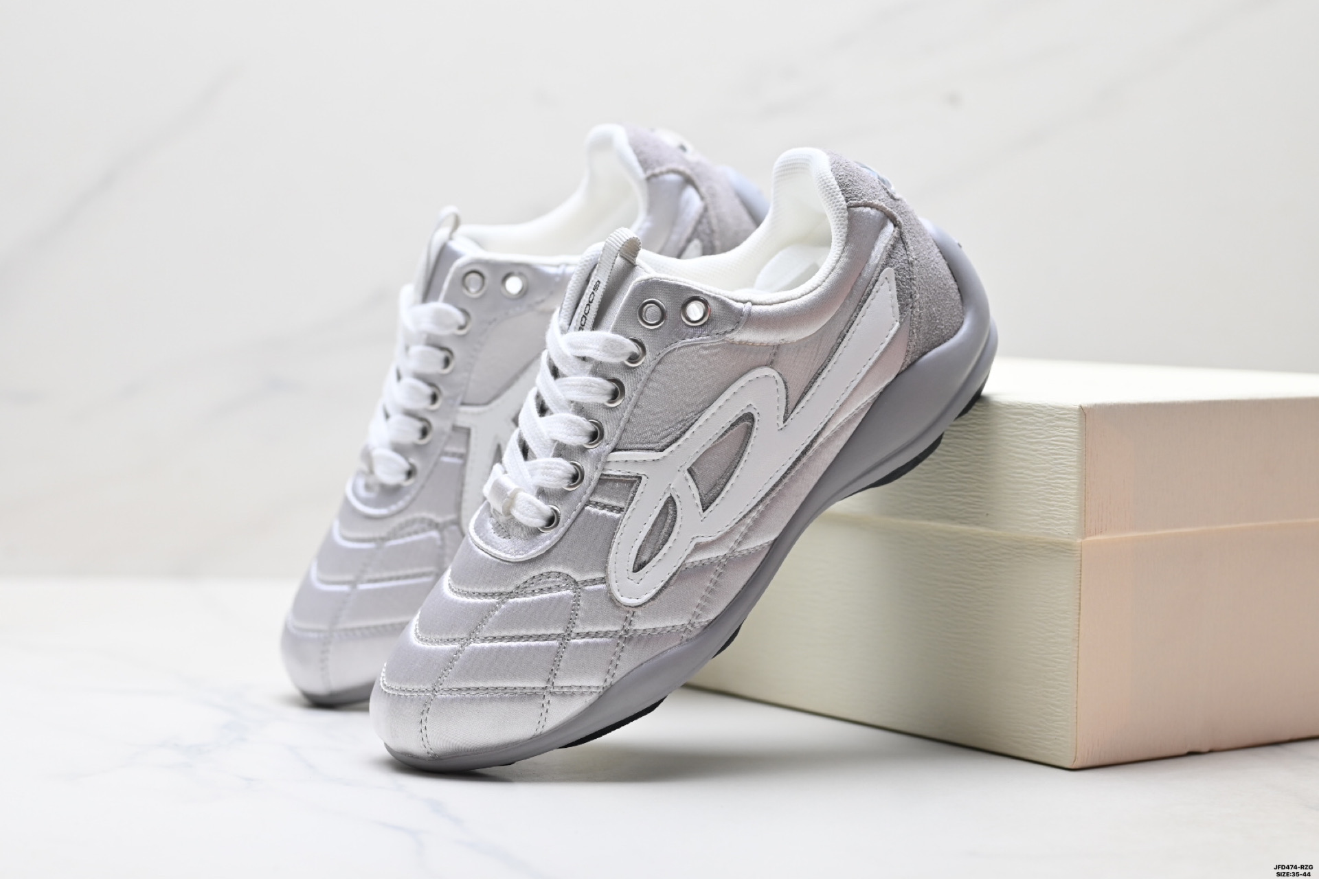 180 GOOD BAI 白敬亭同款 复古时尚流浪鞋 网纹格 赛车鞋设计搭配做旧效果 P851792F03-Chinese UA Cheap High Quatity Brand Clothes Bags handbags Sneakers wholesale wholesaler seller from China Factory suppliers Fashion Clothing Shoes best Quality Beautiful Price 180 GOOD BAI 白敬亭同款 复古时尚流浪鞋 网纹格 赛车鞋设计搭配做旧效果 P851792F03