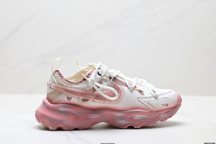 Nike TC 7900 'DIY' - נעלי סניקרס מותאמות אישית עם סוליה עבה לנשים 1 Nike TC 7900 ‘DIY’ – נעלי סניקרס מותאמות אישית עם סוליה עבה לנשים