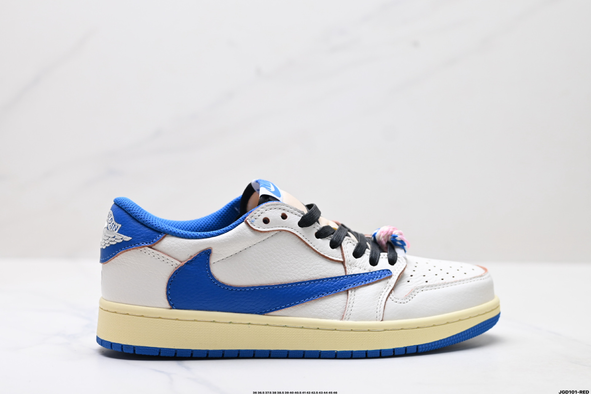 放店💰150 蓝白倒钩2DM7866-104
公司级✅Nike Air Jordan 1 x Travis Scott AJ1倒勾 乔一倒钩 耐克 低帮文化篮球鞋 
完美品质出货 细节如图所示  鞋面切割工整  冲孔整齐干净 中底拉帮线 整体清洁度非常好
尺码:36 36.5 37.5 38 38.5 39 40 40.5 41 42 42.5 43 44 45 46
ID:JGD101-RED