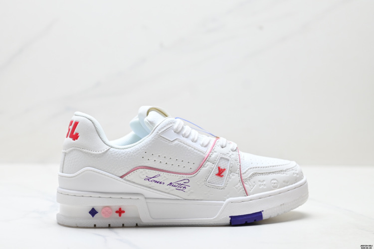 נעלי סניקרס Louis Vuitton Trainer Low - סטייל יוקרתי ונוחות מרבית 1 נעלי סניקרס Louis Vuitton Trainer Low – סטייל יוקרתי ונוחות מרבית