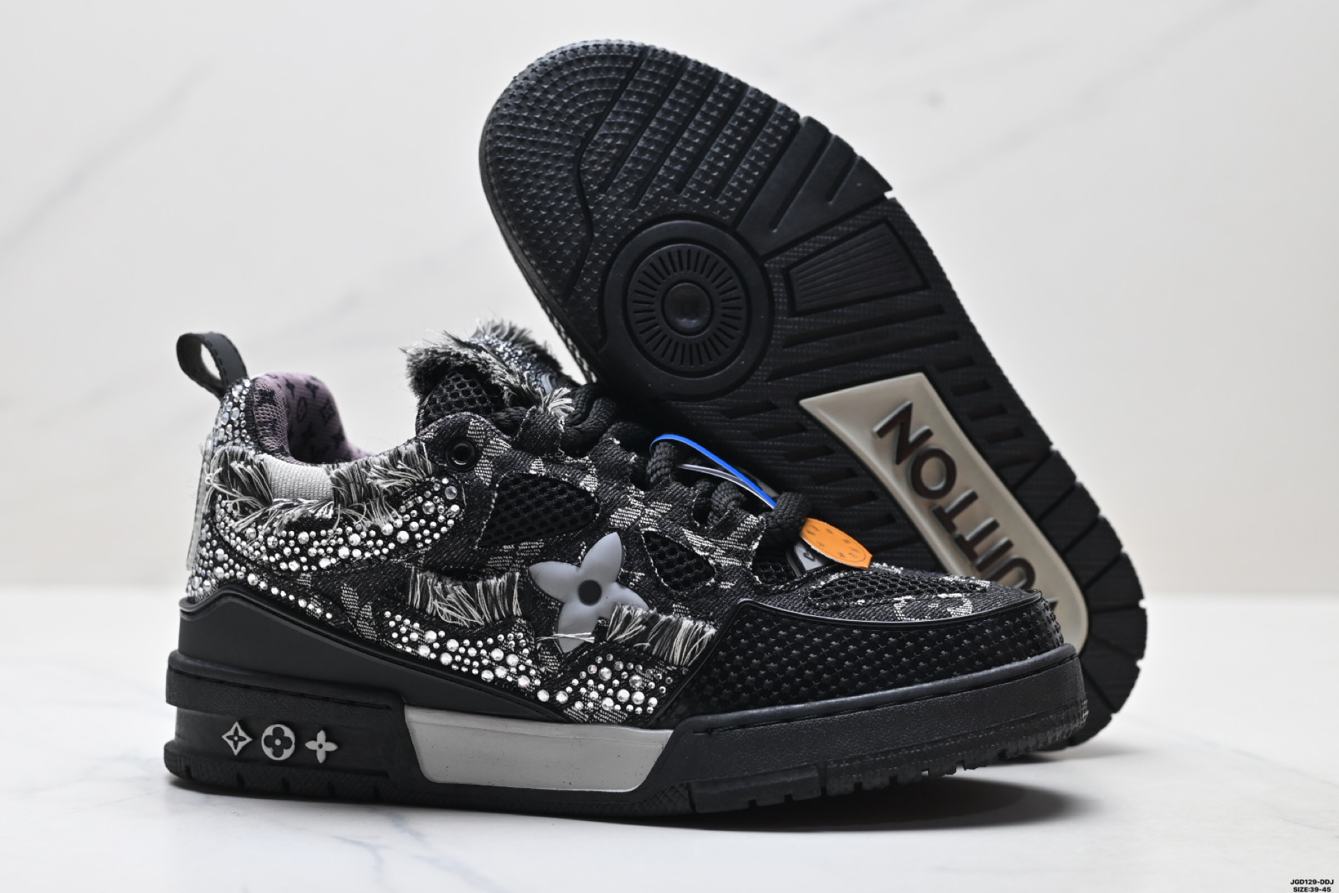 Louis Vuitton Trainer Sneaker: Lujo y Comodidad en Cada Paso 6 i1759245395444 4965 0 4