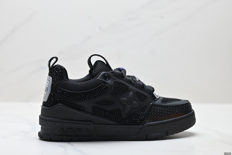 Louis Vuitton Trainer: נעלי סניקרס יוקרתיות בעיצוב אופנתי ונוחות מירבית 1 Louis Vuitton Trainer: נעלי סניקרס יוקרתיות בעיצוב אופנתי ונוחות מירבית