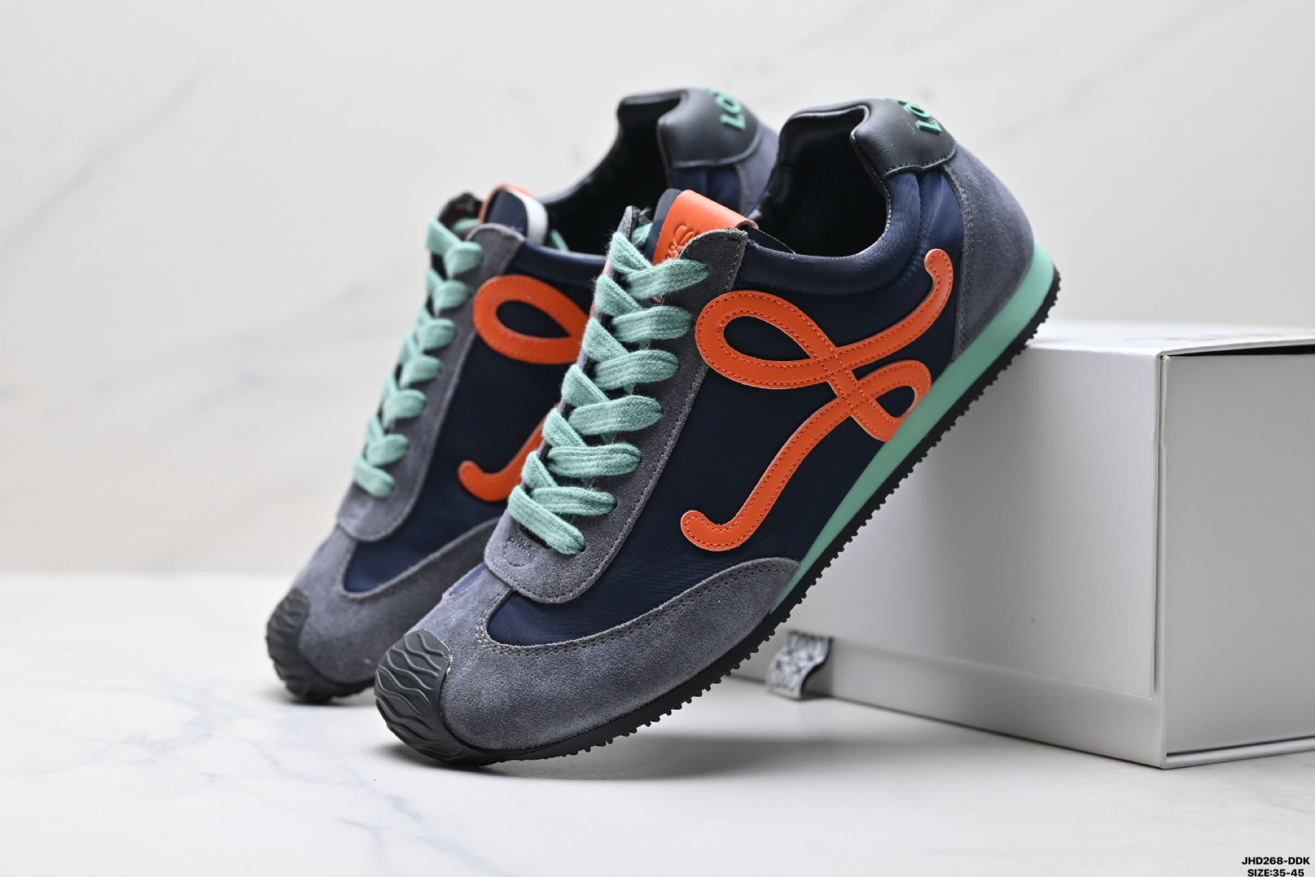 200 LOEWE罗意威 Ballet Runner 2.0小牛皮 圆头系带 低帮 生活休闲鞋