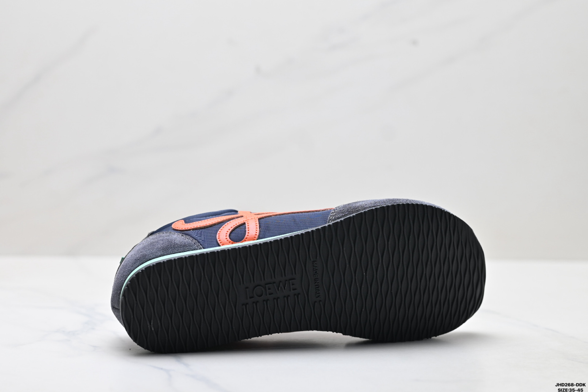 200 LOEWE罗意威 Ballet Runner 2.0小牛皮 圆头系带 低帮 生活休闲鞋