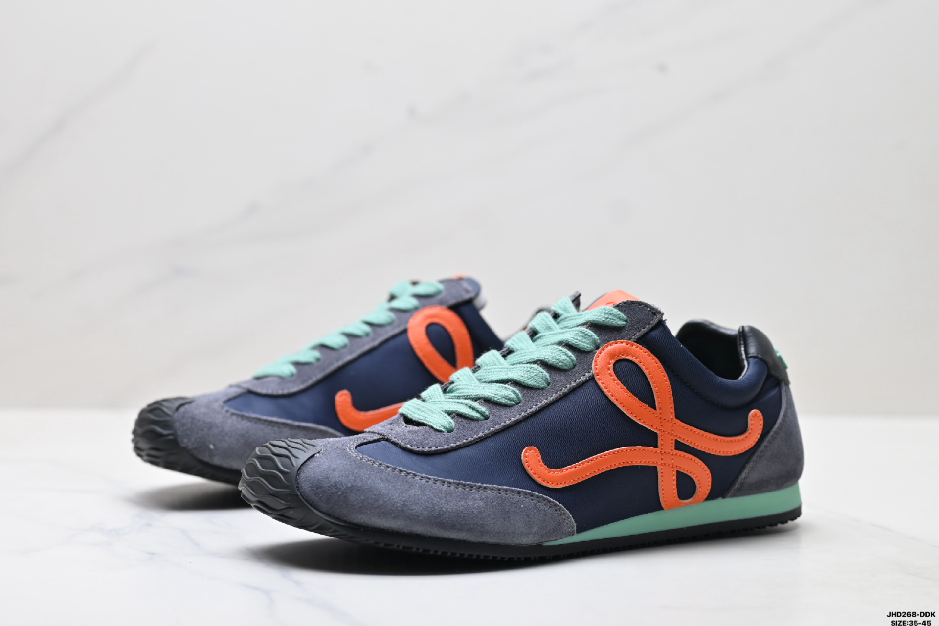 200 LOEWE罗意威 Ballet Runner 2.0小牛皮 圆头系带 低帮 生活休闲鞋