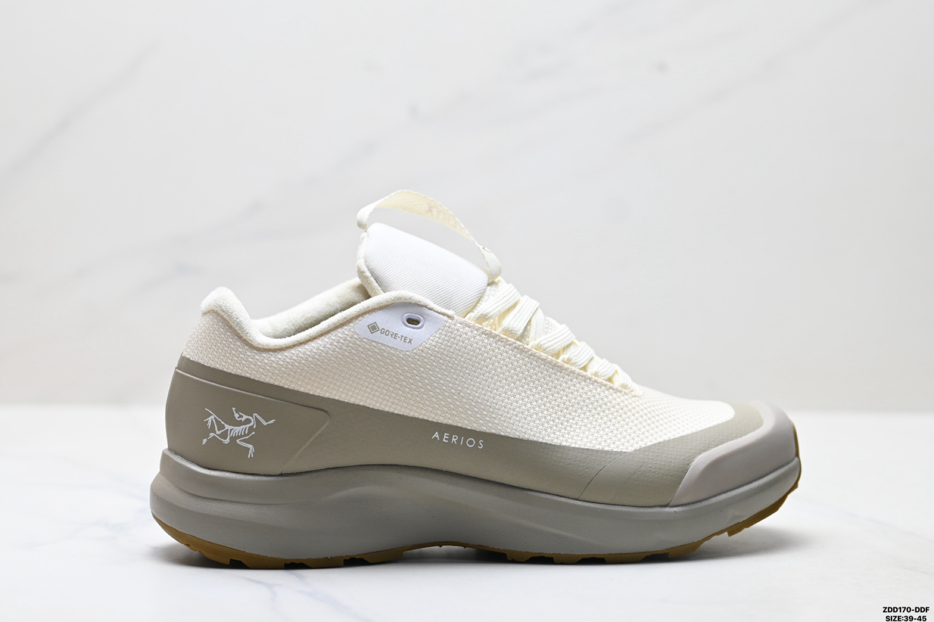 💰200 公司级✅Arcteryx始祖鸟 AERIOS FL GTX覆盖防水 低帮户外登山徒步鞋 这款户外鞋的设计可应对多数技术路线和长途徒步 灵感来自野外跑步鞋在支撑和保护的基础上更添灵活轻快 Vibram®Megagrip外底在干湿地面上均具有强大的抓地力 TPU鞋底和鞋底凸耳提高了稳定性 极简的设计可减少碎屑进入 并能轻松融入都市环境 尺码:39-45 ID:ZDD170-DDF