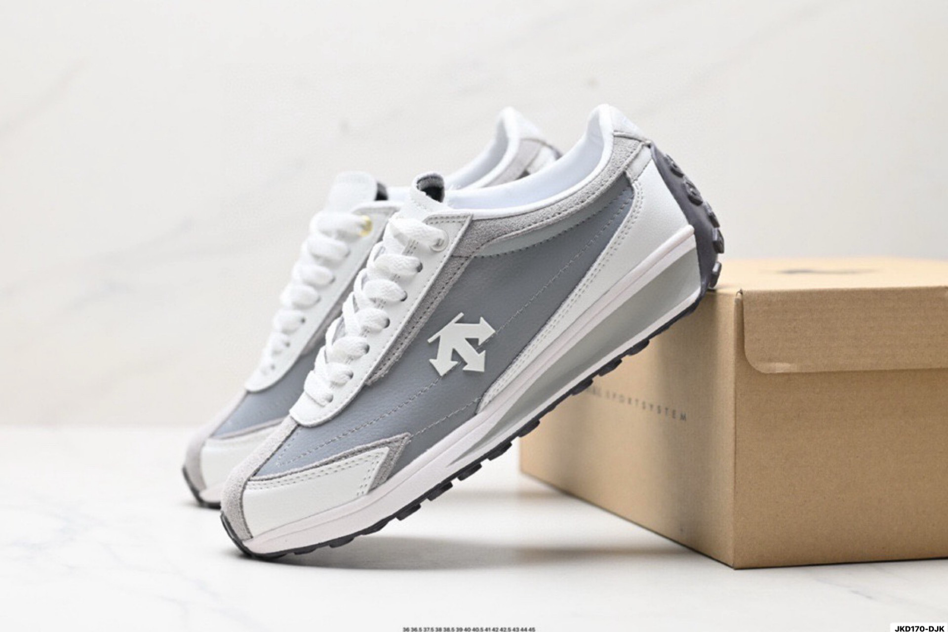 🈴💰170
公司级✅迪桑特DESCENTE CHRON RACER 舒适百搭 防滑耐磨 低帮 生活休闲鞋
货号:D5131LSN14
尺码:36 36.5 37.5 38 38.5 39 40 40.5 41 42 42.5 43 44 45
ID:JKD170-DJK