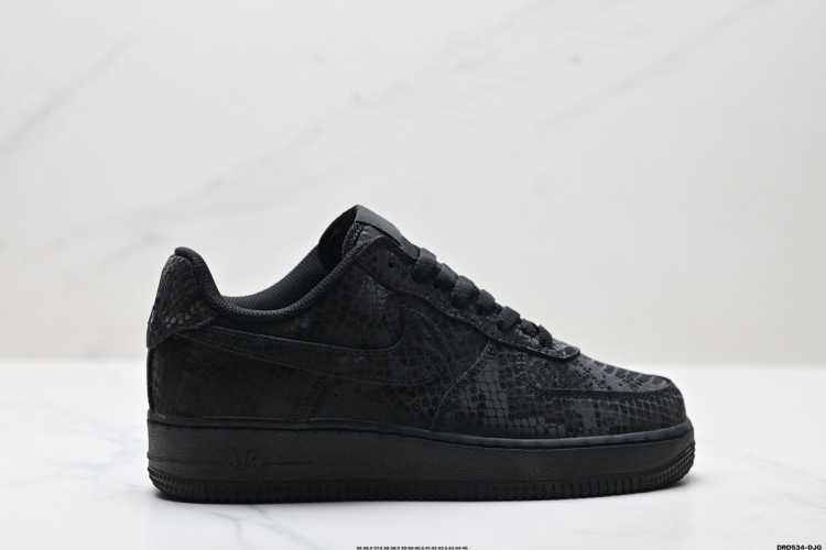 Nike Air Force 1 '07 Low - נעל סניקרס שחורה עם הדפס עור נחש 1 Nike Air Force 1 ’07 Low – נעל סניקרס שחורה עם הדפס עור נחש