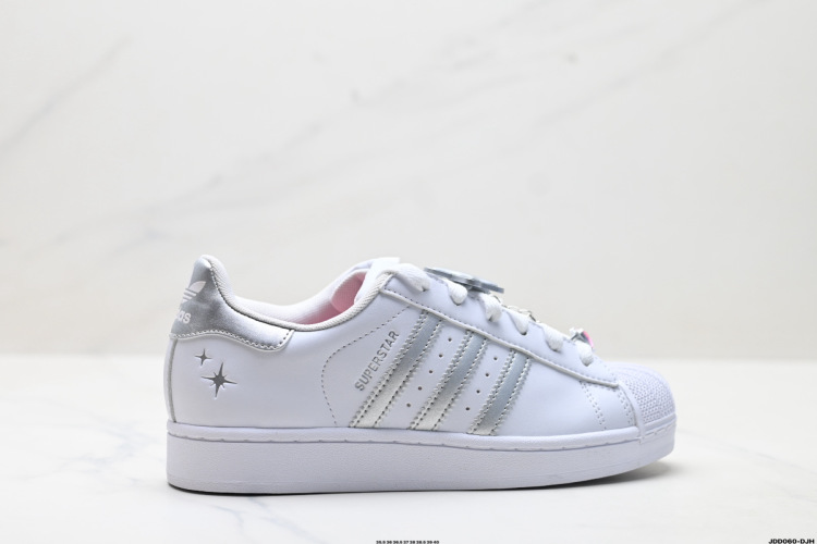 אדידס אוריג'ינלס סופרסטאר: נעליי בנוסח קלאסי בלי נוסטלגיים 5 אדידס אוריג’ינלס סופרסטאר: נעליי בנוסח קלאסי בלי נוסטלגיים