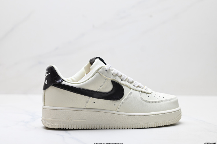 Nike Air Force 1 '07: נעלי סניקרס אייקוניות, נוחות ורב-תכליתיות - מראה מודרני וקלאסי 1 Nike Air Force 1 ’07: נעלי סניקרס אייקוניות, נוחות ורב-תכליתיות – מראה מודרני וקלאסי