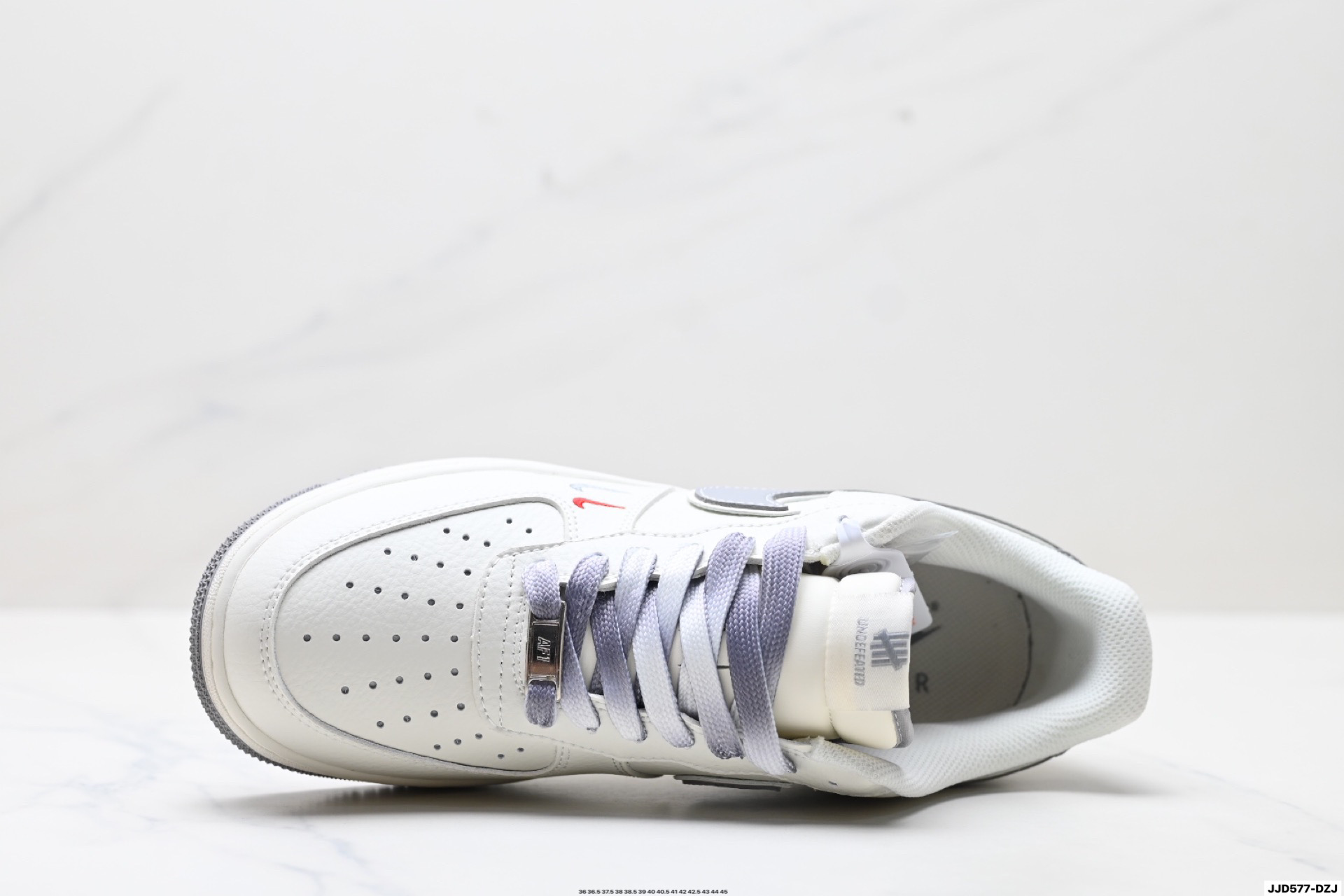 Nike Air Force 1 '07: Elegancia Clásica con un Toque Moderno y Comodidad Duradera 3 i1760977594496 666 0 1