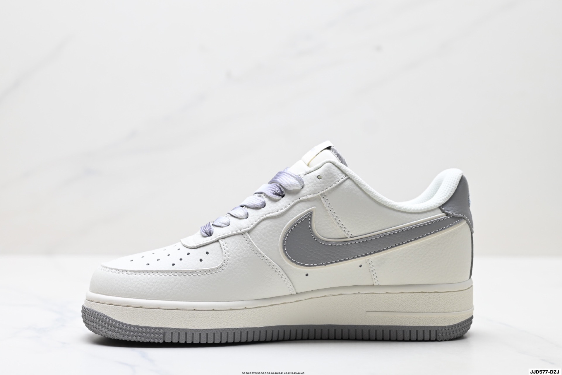 Nike Air Force 1 '07: Elegancia Clásica con un Toque Moderno y Comodidad Duradera 4 i1760977594891 1909 0 2