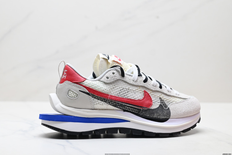 Nike x Sacai Vaporwaffle SP: שילוב אייקוני של נוחות וסטייל ייחודי 1 Nike x Sacai Vaporwaffle SP: שילוב אייקוני של נוחות וסטייל ייחודי