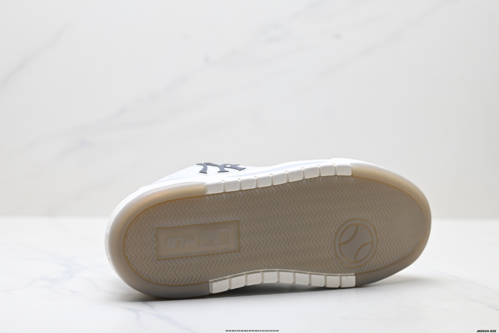 💰180
公司级✅MLB 纽约洋基队 CHUNKY LINER EMBO MONOGRAM 印刻老花 时尚舒适 休闲运动 防滑耐磨增高 低帮 板鞋
货号:3ASXMO36N
尺码:35 36 36.5 37.5 38 38.5 39 40 40.5 41 42 42.5 43 44 45
ID:JKD534-DZE