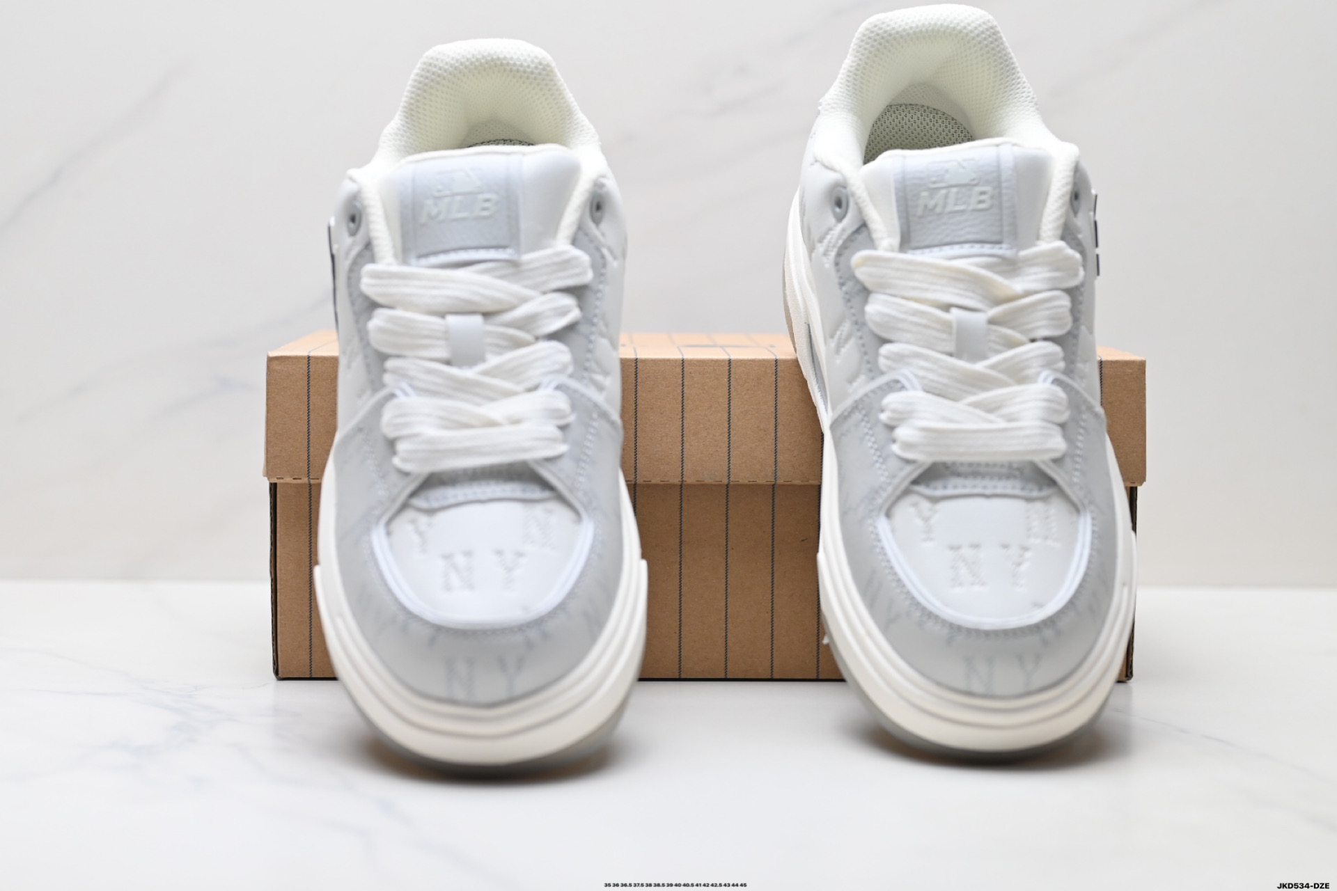 💰180
公司级✅MLB 纽约洋基队 CHUNKY LINER EMBO MONOGRAM 印刻老花 时尚舒适 休闲运动 防滑耐磨增高 低帮 板鞋
货号:3ASXMO36N
尺码:35 36 36.5 37.5 38 38.5 39 40 40.5 41 42 42.5 43 44 45
ID:JKD534-DZE