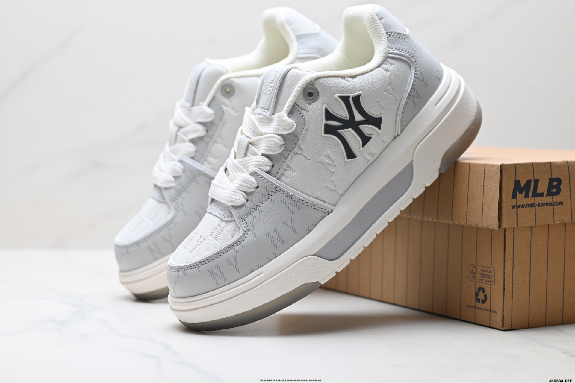 💰180
公司级✅MLB 纽约洋基队 CHUNKY LINER EMBO MONOGRAM 印刻老花 时尚舒适 休闲运动 防滑耐磨增高 低帮 板鞋
货号:3ASXMO36N
尺码:35 36 36.5 37.5 38 38.5 39 40 40.5 41 42 42.5 43 44 45
ID:JKD534-DZE