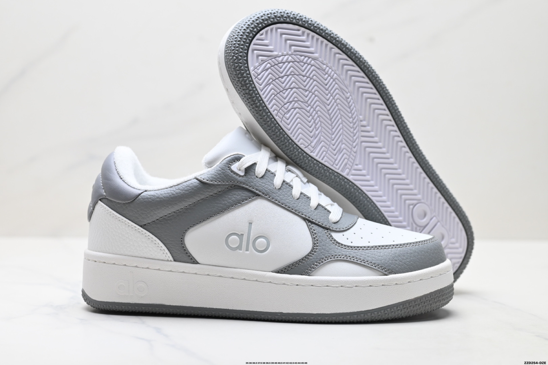 💰270
公司级✅ALO金智秀同款厚底alojiar加绒小白鞋女25新款百搭休闲运动鞋增高板本鞋
外观设计:简约时尚,百搭神器
这双小白鞋整体是非常经典的简约风格,白色鞋面干净又清爽 ,无论是搭配牛仔裤营造休闲日常风,还是配上小裙子打造甜美温柔风,它都能轻松驾驭。鞋头是圆润的设计,不仅可爱,还能给脚趾足够的活动空间,不会挤脚。
厚底设计是这双鞋的一大亮点,大约有3 - 4cm的厚度,穿上后瞬间增高,无痛拉长腿部线条 ,小个子女生的福音实锤了!
材质质感:用料扎实,品质在线
鞋面采用的是牛皮,摸起来质感满满,而且这种材质比较耐磨耐脏,日常打理相对轻松。上脚就能感受到柔软和舒适,走久了也不容易累脚,长时间穿着也不会觉得闷热。鞋底是牛筋材质,有明显的防滑纹理,抓地力很强,无论是在光滑的地面还是户外行走,都能给人满满的安全感。
轻盈舒适,踩屎感十足
尺码:35 36 36.5 37.5 38 38.5 39 40 40.5 41 42 42.5 43 44 45 36
lD:ZZD254-DZE