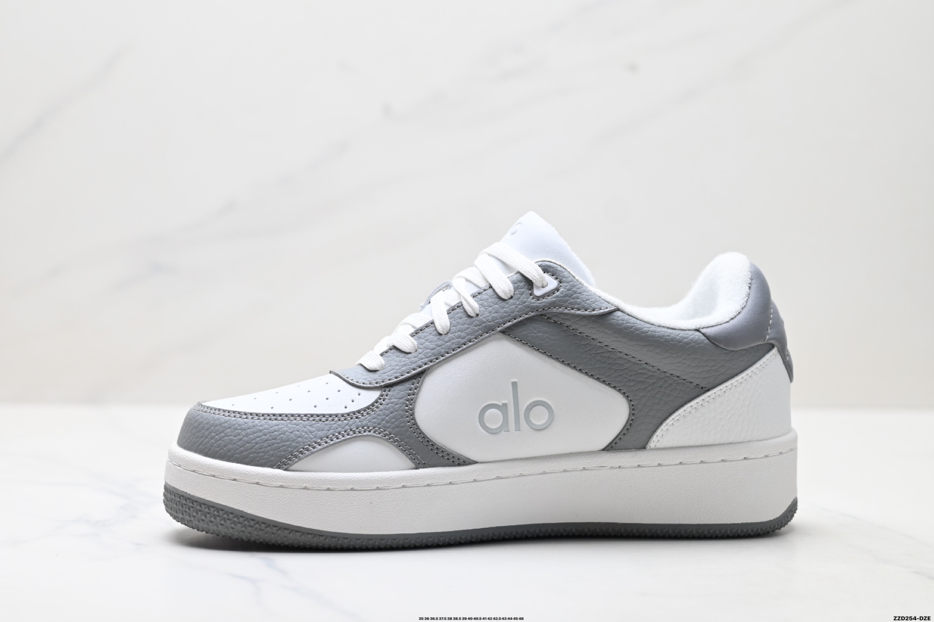 💰270
公司级✅ALO金智秀同款厚底alojiar加绒小白鞋女25新款百搭休闲运动鞋增高板本鞋
外观设计:简约时尚,百搭神器
这双小白鞋整体是非常经典的简约风格,白色鞋面干净又清爽 ,无论是搭配牛仔裤营造休闲日常风,还是配上小裙子打造甜美温柔风,它都能轻松驾驭。鞋头是圆润的设计,不仅可爱,还能给脚趾足够的活动空间,不会挤脚。
厚底设计是这双鞋的一大亮点,大约有3 - 4cm的厚度,穿上后瞬间增高,无痛拉长腿部线条 ,小个子女生的福音实锤了!
材质质感:用料扎实,品质在线
鞋面采用的是牛皮,摸起来质感满满,而且这种材质比较耐磨耐脏,日常打理相对轻松。上脚就能感受到柔软和舒适,走久了也不容易累脚,长时间穿着也不会觉得闷热。鞋底是牛筋材质,有明显的防滑纹理,抓地力很强,无论是在光滑的地面还是户外行走,都能给人满满的安全感。
轻盈舒适,踩屎感十足
尺码:35 36 36.5 37.5 38 38.5 39 40 40.5 41 42 42.5 43 44 45 36
lD:ZZD254-DZE