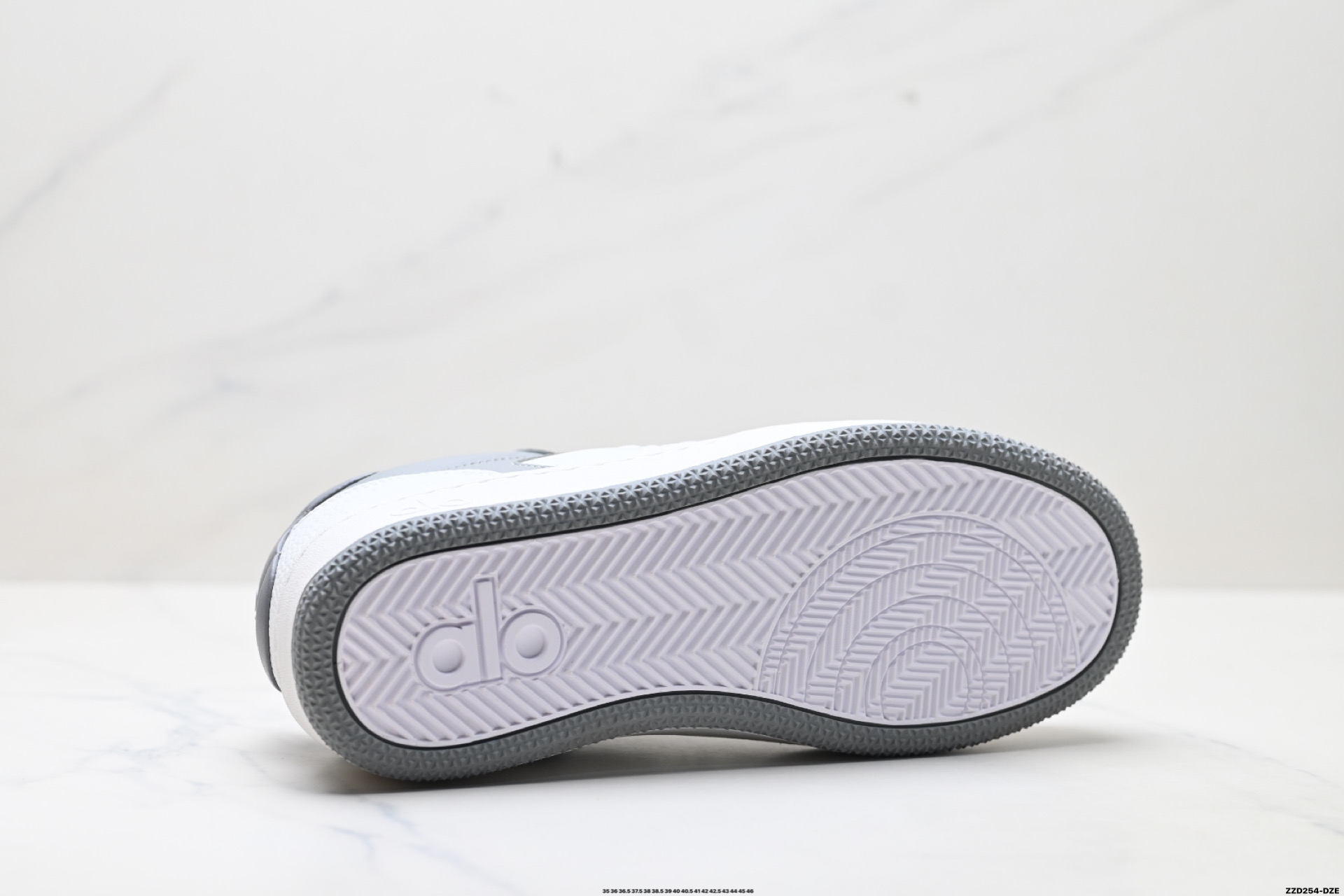 💰270
公司级✅ALO金智秀同款厚底alojiar加绒小白鞋女25新款百搭休闲运动鞋增高板本鞋
外观设计:简约时尚,百搭神器
这双小白鞋整体是非常经典的简约风格,白色鞋面干净又清爽 ,无论是搭配牛仔裤营造休闲日常风,还是配上小裙子打造甜美温柔风,它都能轻松驾驭。鞋头是圆润的设计,不仅可爱,还能给脚趾足够的活动空间,不会挤脚。
厚底设计是这双鞋的一大亮点,大约有3 - 4cm的厚度,穿上后瞬间增高,无痛拉长腿部线条 ,小个子女生的福音实锤了!
材质质感:用料扎实,品质在线
鞋面采用的是牛皮,摸起来质感满满,而且这种材质比较耐磨耐脏,日常打理相对轻松。上脚就能感受到柔软和舒适,走久了也不容易累脚,长时间穿着也不会觉得闷热。鞋底是牛筋材质,有明显的防滑纹理,抓地力很强,无论是在光滑的地面还是户外行走,都能给人满满的安全感。
轻盈舒适,踩屎感十足
尺码:35 36 36.5 37.5 38 38.5 39 40 40.5 41 42 42.5 43 44 45 36
lD:ZZD254-DZE