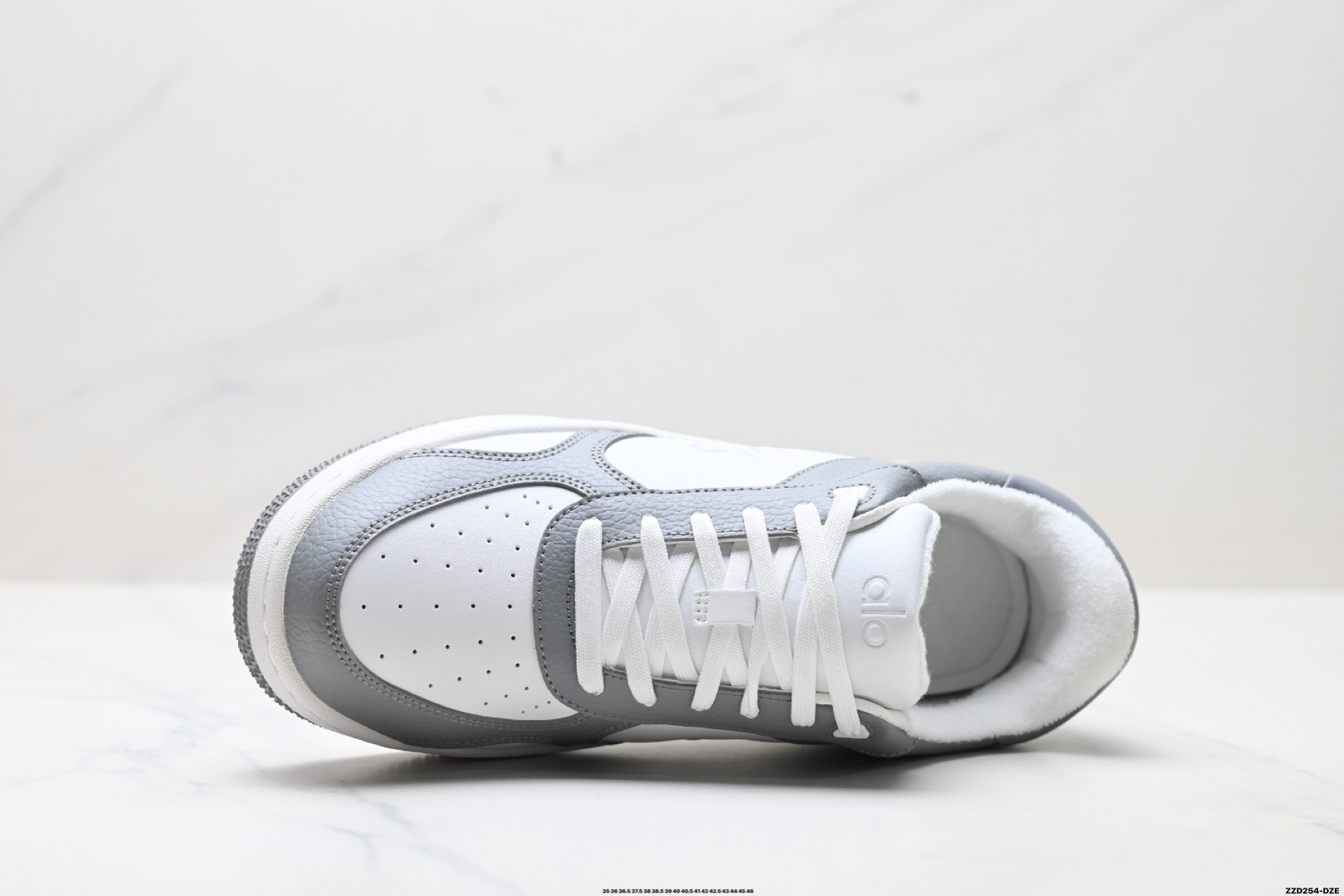 💰270
公司级✅ALO金智秀同款厚底alojiar加绒小白鞋女25新款百搭休闲运动鞋增高板本鞋
外观设计:简约时尚,百搭神器
这双小白鞋整体是非常经典的简约风格,白色鞋面干净又清爽 ,无论是搭配牛仔裤营造休闲日常风,还是配上小裙子打造甜美温柔风,它都能轻松驾驭。鞋头是圆润的设计,不仅可爱,还能给脚趾足够的活动空间,不会挤脚。
厚底设计是这双鞋的一大亮点,大约有3 - 4cm的厚度,穿上后瞬间增高,无痛拉长腿部线条 ,小个子女生的福音实锤了!
材质质感:用料扎实,品质在线
鞋面采用的是牛皮,摸起来质感满满,而且这种材质比较耐磨耐脏,日常打理相对轻松。上脚就能感受到柔软和舒适,走久了也不容易累脚,长时间穿着也不会觉得闷热。鞋底是牛筋材质,有明显的防滑纹理,抓地力很强,无论是在光滑的地面还是户外行走,都能给人满满的安全感。
轻盈舒适,踩屎感十足
尺码:35 36 36.5 37.5 38 38.5 39 40 40.5 41 42 42.5 43 44 45 36
lD:ZZD254-DZE