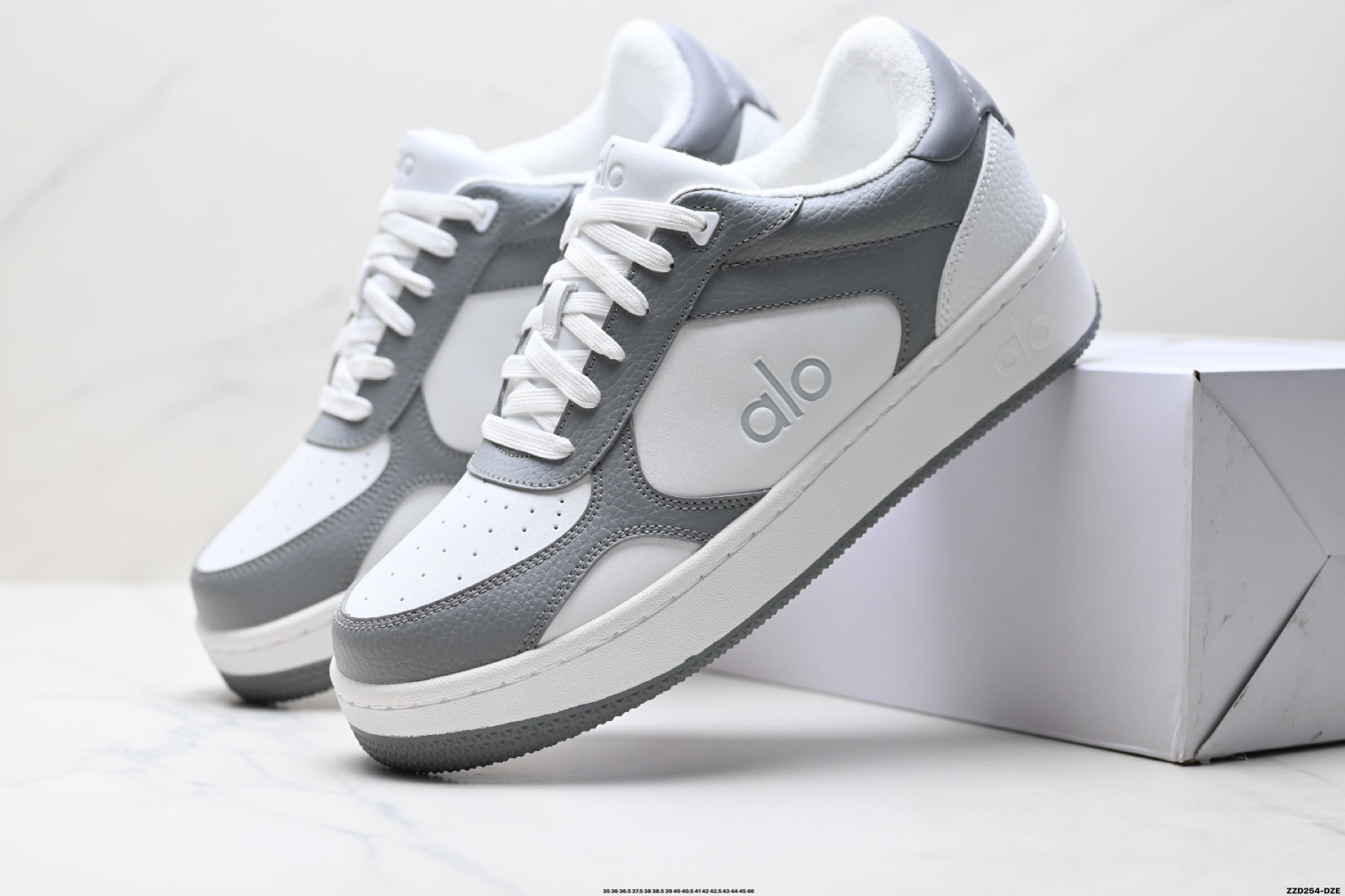 💰270
公司级✅ALO金智秀同款厚底alojiar加绒小白鞋女25新款百搭休闲运动鞋增高板本鞋
外观设计:简约时尚,百搭神器
这双小白鞋整体是非常经典的简约风格,白色鞋面干净又清爽 ,无论是搭配牛仔裤营造休闲日常风,还是配上小裙子打造甜美温柔风,它都能轻松驾驭。鞋头是圆润的设计,不仅可爱,还能给脚趾足够的活动空间,不会挤脚。
厚底设计是这双鞋的一大亮点,大约有3 - 4cm的厚度,穿上后瞬间增高,无痛拉长腿部线条 ,小个子女生的福音实锤了!
材质质感:用料扎实,品质在线
鞋面采用的是牛皮,摸起来质感满满,而且这种材质比较耐磨耐脏,日常打理相对轻松。上脚就能感受到柔软和舒适,走久了也不容易累脚,长时间穿着也不会觉得闷热。鞋底是牛筋材质,有明显的防滑纹理,抓地力很强,无论是在光滑的地面还是户外行走,都能给人满满的安全感。
轻盈舒适,踩屎感十足
尺码:35 36 36.5 37.5 38 38.5 39 40 40.5 41 42 42.5 43 44 45 36
lD:ZZD254-DZE