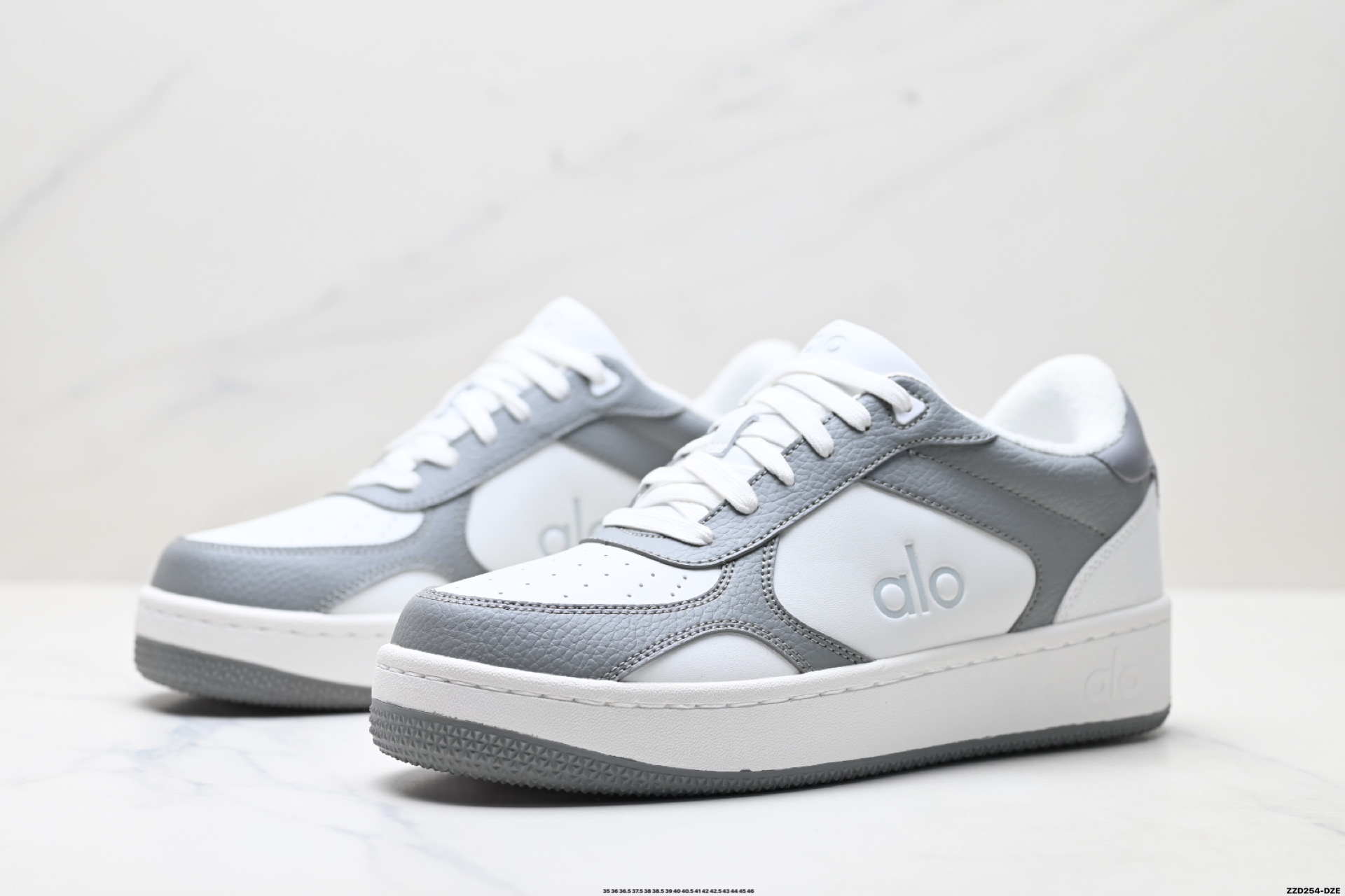 💰270
公司级✅ALO金智秀同款厚底alojiar加绒小白鞋女25新款百搭休闲运动鞋增高板本鞋
外观设计:简约时尚,百搭神器
这双小白鞋整体是非常经典的简约风格,白色鞋面干净又清爽 ,无论是搭配牛仔裤营造休闲日常风,还是配上小裙子打造甜美温柔风,它都能轻松驾驭。鞋头是圆润的设计,不仅可爱,还能给脚趾足够的活动空间,不会挤脚。
厚底设计是这双鞋的一大亮点,大约有3 - 4cm的厚度,穿上后瞬间增高,无痛拉长腿部线条 ,小个子女生的福音实锤了!
材质质感:用料扎实,品质在线
鞋面采用的是牛皮,摸起来质感满满,而且这种材质比较耐磨耐脏,日常打理相对轻松。上脚就能感受到柔软和舒适,走久了也不容易累脚,长时间穿着也不会觉得闷热。鞋底是牛筋材质,有明显的防滑纹理,抓地力很强,无论是在光滑的地面还是户外行走,都能给人满满的安全感。
轻盈舒适,踩屎感十足
尺码:35 36 36.5 37.5 38 38.5 39 40 40.5 41 42 42.5 43 44 45 36
lD:ZZD254-DZE