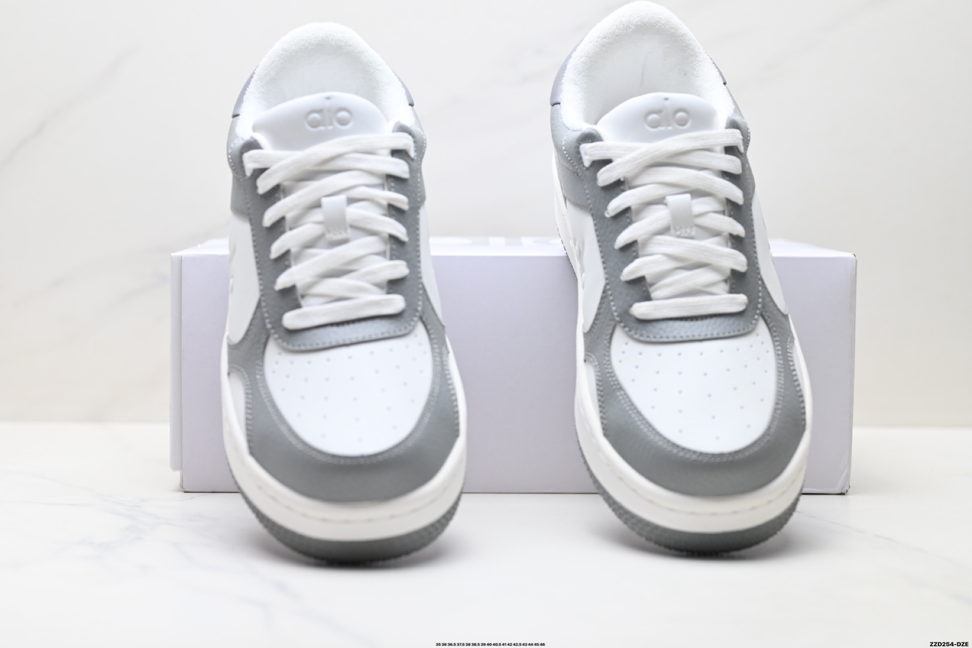 💰270
公司级✅ALO金智秀同款厚底alojiar加绒小白鞋女25新款百搭休闲运动鞋增高板本鞋
外观设计:简约时尚,百搭神器
这双小白鞋整体是非常经典的简约风格,白色鞋面干净又清爽 ,无论是搭配牛仔裤营造休闲日常风,还是配上小裙子打造甜美温柔风,它都能轻松驾驭。鞋头是圆润的设计,不仅可爱,还能给脚趾足够的活动空间,不会挤脚。
厚底设计是这双鞋的一大亮点,大约有3 - 4cm的厚度,穿上后瞬间增高,无痛拉长腿部线条 ,小个子女生的福音实锤了!
材质质感:用料扎实,品质在线
鞋面采用的是牛皮,摸起来质感满满,而且这种材质比较耐磨耐脏,日常打理相对轻松。上脚就能感受到柔软和舒适,走久了也不容易累脚,长时间穿着也不会觉得闷热。鞋底是牛筋材质,有明显的防滑纹理,抓地力很强,无论是在光滑的地面还是户外行走,都能给人满满的安全感。
轻盈舒适,踩屎感十足
尺码:35 36 36.5 37.5 38 38.5 39 40 40.5 41 42 42.5 43 44 45 36
lD:ZZD254-DZE