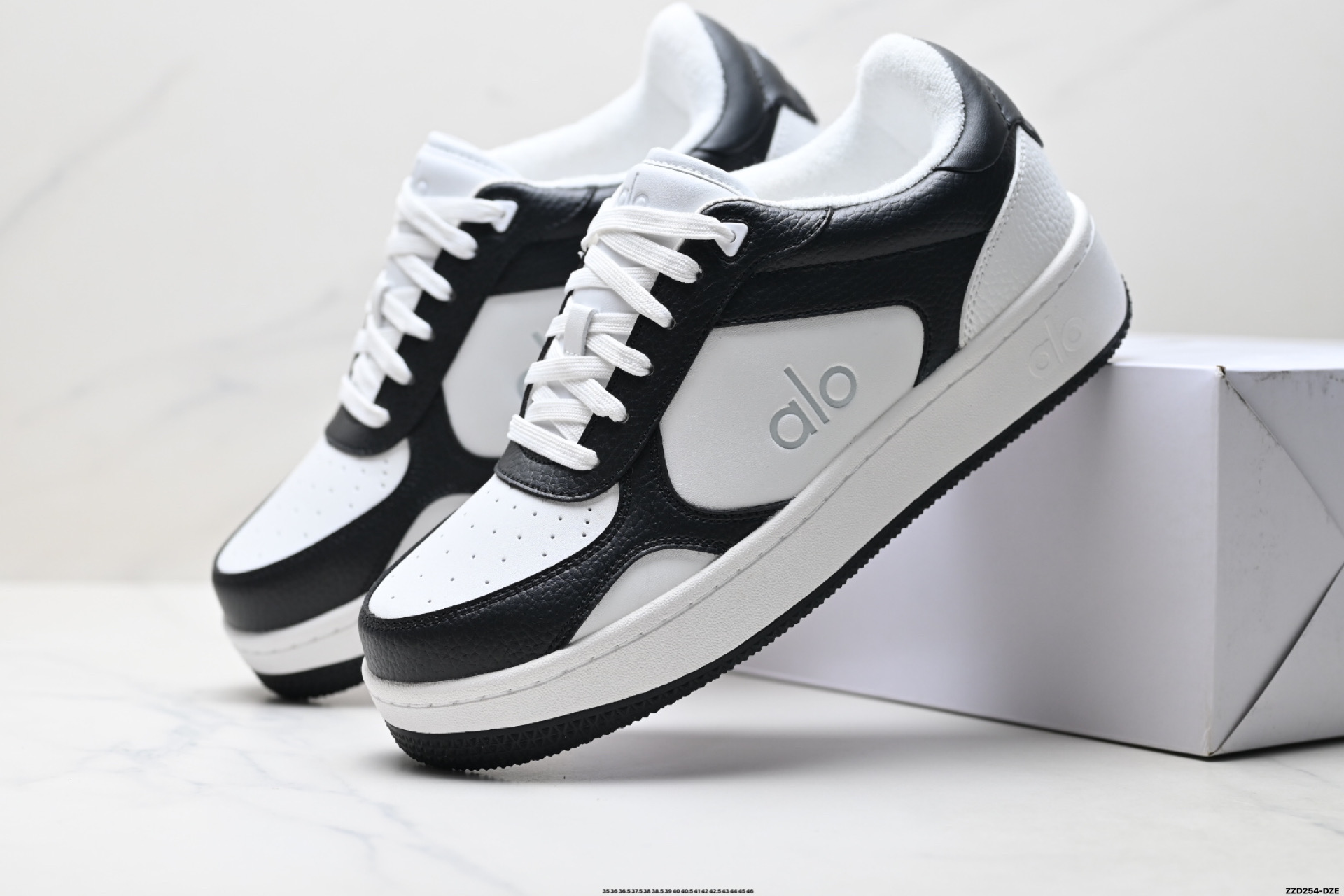 💰270
公司级✅ALO金智秀同款厚底alojiar加绒小白鞋女25新款百搭休闲运动鞋增高板本鞋
外观设计:简约时尚,百搭神器
这双小白鞋整体是非常经典的简约风格,白色鞋面干净又清爽 ,无论是搭配牛仔裤营造休闲日常风,还是配上小裙子打造甜美温柔风,它都能轻松驾驭。鞋头是圆润的设计,不仅可爱,还能给脚趾足够的活动空间,不会挤脚。
厚底设计是这双鞋的一大亮点,大约有3 - 4cm的厚度,穿上后瞬间增高,无痛拉长腿部线条 ,小个子女生的福音实锤了!
材质质感:用料扎实,品质在线
鞋面采用的是牛皮,摸起来质感满满,而且这种材质比较耐磨耐脏,日常打理相对轻松。上脚就能感受到柔软和舒适,走久了也不容易累脚,长时间穿着也不会觉得闷热。鞋底是牛筋材质,有明显的防滑纹理,抓地力很强,无论是在光滑的地面还是户外行走,都能给人满满的安全感。
轻盈舒适,踩屎感十足
尺码:35 36 36.5 37.5 38 38.5 39 40 40.5 41 42 42.5 43 44 45 36
lD:ZZD254-DZE