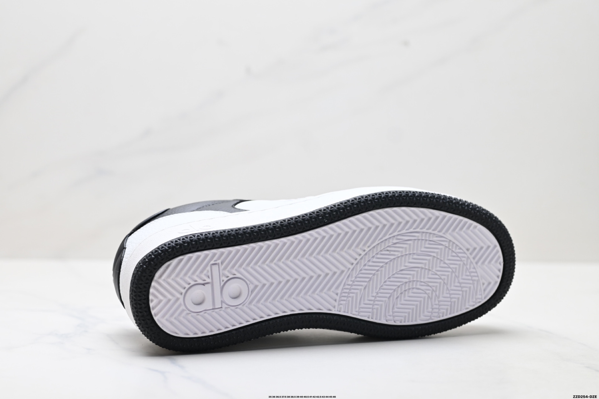 💰270
公司级✅ALO金智秀同款厚底alojiar加绒小白鞋女25新款百搭休闲运动鞋增高板本鞋
外观设计:简约时尚,百搭神器
这双小白鞋整体是非常经典的简约风格,白色鞋面干净又清爽 ,无论是搭配牛仔裤营造休闲日常风,还是配上小裙子打造甜美温柔风,它都能轻松驾驭。鞋头是圆润的设计,不仅可爱,还能给脚趾足够的活动空间,不会挤脚。
厚底设计是这双鞋的一大亮点,大约有3 - 4cm的厚度,穿上后瞬间增高,无痛拉长腿部线条 ,小个子女生的福音实锤了!
材质质感:用料扎实,品质在线
鞋面采用的是牛皮,摸起来质感满满,而且这种材质比较耐磨耐脏,日常打理相对轻松。上脚就能感受到柔软和舒适,走久了也不容易累脚,长时间穿着也不会觉得闷热。鞋底是牛筋材质,有明显的防滑纹理,抓地力很强,无论是在光滑的地面还是户外行走,都能给人满满的安全感。
轻盈舒适,踩屎感十足
尺码:35 36 36.5 37.5 38 38.5 39 40 40.5 41 42 42.5 43 44 45 36
lD:ZZD254-DZE