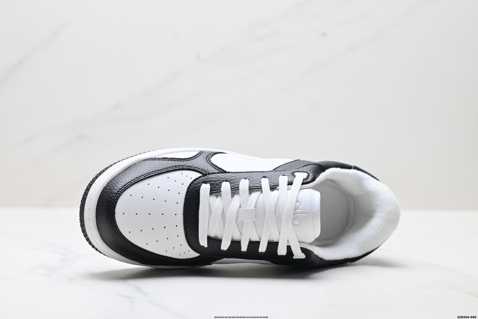 💰270
公司级✅ALO金智秀同款厚底alojiar加绒小白鞋女25新款百搭休闲运动鞋增高板本鞋
外观设计:简约时尚,百搭神器
这双小白鞋整体是非常经典的简约风格,白色鞋面干净又清爽 ,无论是搭配牛仔裤营造休闲日常风,还是配上小裙子打造甜美温柔风,它都能轻松驾驭。鞋头是圆润的设计,不仅可爱,还能给脚趾足够的活动空间,不会挤脚。
厚底设计是这双鞋的一大亮点,大约有3 - 4cm的厚度,穿上后瞬间增高,无痛拉长腿部线条 ,小个子女生的福音实锤了!
材质质感:用料扎实,品质在线
鞋面采用的是牛皮,摸起来质感满满,而且这种材质比较耐磨耐脏,日常打理相对轻松。上脚就能感受到柔软和舒适,走久了也不容易累脚,长时间穿着也不会觉得闷热。鞋底是牛筋材质,有明显的防滑纹理,抓地力很强,无论是在光滑的地面还是户外行走,都能给人满满的安全感。
轻盈舒适,踩屎感十足
尺码:35 36 36.5 37.5 38 38.5 39 40 40.5 41 42 42.5 43 44 45 36
lD:ZZD254-DZE