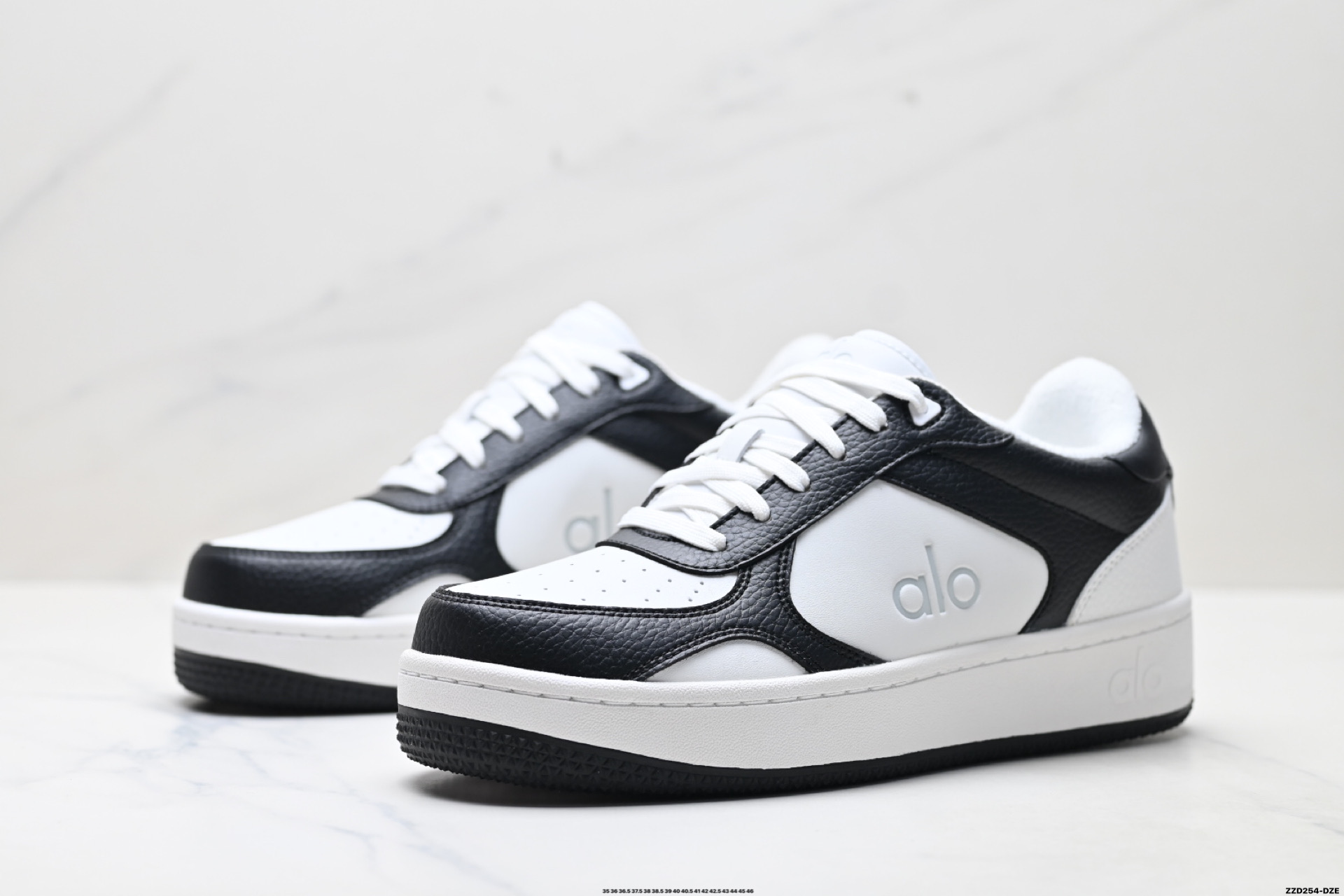 💰270
公司级✅ALO金智秀同款厚底alojiar加绒小白鞋女25新款百搭休闲运动鞋增高板本鞋
外观设计:简约时尚,百搭神器
这双小白鞋整体是非常经典的简约风格,白色鞋面干净又清爽 ,无论是搭配牛仔裤营造休闲日常风,还是配上小裙子打造甜美温柔风,它都能轻松驾驭。鞋头是圆润的设计,不仅可爱,还能给脚趾足够的活动空间,不会挤脚。
厚底设计是这双鞋的一大亮点,大约有3 - 4cm的厚度,穿上后瞬间增高,无痛拉长腿部线条 ,小个子女生的福音实锤了!
材质质感:用料扎实,品质在线
鞋面采用的是牛皮,摸起来质感满满,而且这种材质比较耐磨耐脏,日常打理相对轻松。上脚就能感受到柔软和舒适,走久了也不容易累脚,长时间穿着也不会觉得闷热。鞋底是牛筋材质,有明显的防滑纹理,抓地力很强,无论是在光滑的地面还是户外行走,都能给人满满的安全感。
轻盈舒适,踩屎感十足
尺码:35 36 36.5 37.5 38 38.5 39 40 40.5 41 42 42.5 43 44 45 36
lD:ZZD254-DZE