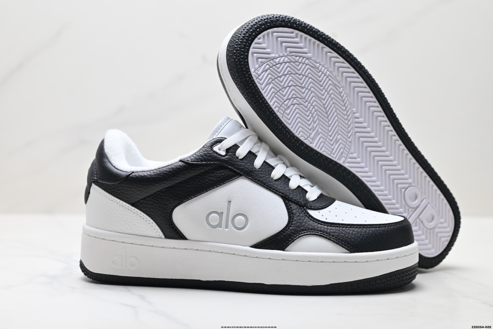 💰270
公司级✅ALO金智秀同款厚底alojiar加绒小白鞋女25新款百搭休闲运动鞋增高板本鞋
外观设计:简约时尚,百搭神器
这双小白鞋整体是非常经典的简约风格,白色鞋面干净又清爽 ,无论是搭配牛仔裤营造休闲日常风,还是配上小裙子打造甜美温柔风,它都能轻松驾驭。鞋头是圆润的设计,不仅可爱,还能给脚趾足够的活动空间,不会挤脚。
厚底设计是这双鞋的一大亮点,大约有3 - 4cm的厚度,穿上后瞬间增高,无痛拉长腿部线条 ,小个子女生的福音实锤了!
材质质感:用料扎实,品质在线
鞋面采用的是牛皮,摸起来质感满满,而且这种材质比较耐磨耐脏,日常打理相对轻松。上脚就能感受到柔软和舒适,走久了也不容易累脚,长时间穿着也不会觉得闷热。鞋底是牛筋材质,有明显的防滑纹理,抓地力很强,无论是在光滑的地面还是户外行走,都能给人满满的安全感。
轻盈舒适,踩屎感十足
尺码:35 36 36.5 37.5 38 38.5 39 40 40.5 41 42 42.5 43 44 45 36
lD:ZZD254-DZE