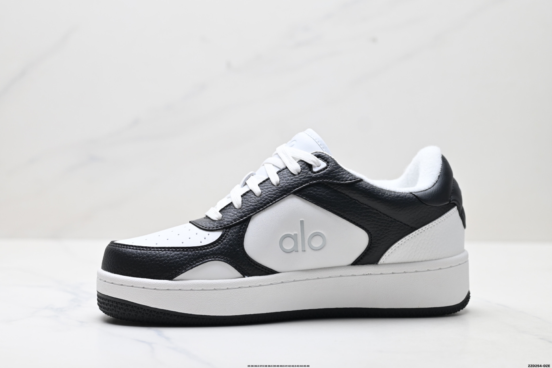 💰270
公司级✅ALO金智秀同款厚底alojiar加绒小白鞋女25新款百搭休闲运动鞋增高板本鞋
外观设计:简约时尚,百搭神器
这双小白鞋整体是非常经典的简约风格,白色鞋面干净又清爽 ,无论是搭配牛仔裤营造休闲日常风,还是配上小裙子打造甜美温柔风,它都能轻松驾驭。鞋头是圆润的设计,不仅可爱,还能给脚趾足够的活动空间,不会挤脚。
厚底设计是这双鞋的一大亮点,大约有3 - 4cm的厚度,穿上后瞬间增高,无痛拉长腿部线条 ,小个子女生的福音实锤了!
材质质感:用料扎实,品质在线
鞋面采用的是牛皮,摸起来质感满满,而且这种材质比较耐磨耐脏,日常打理相对轻松。上脚就能感受到柔软和舒适,走久了也不容易累脚,长时间穿着也不会觉得闷热。鞋底是牛筋材质,有明显的防滑纹理,抓地力很强,无论是在光滑的地面还是户外行走,都能给人满满的安全感。
轻盈舒适,踩屎感十足
尺码:35 36 36.5 37.5 38 38.5 39 40 40.5 41 42 42.5 43 44 45 36
lD:ZZD254-DZE
