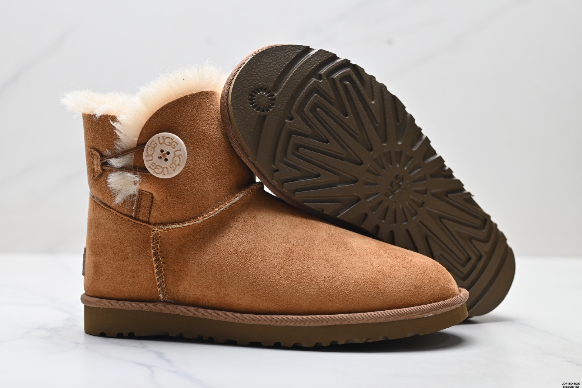 UGG Mini Bailey Button II Botas Cortas de Invierno para Mujer - Clásico y Cálido 6 i1761236643908 3522 0 4