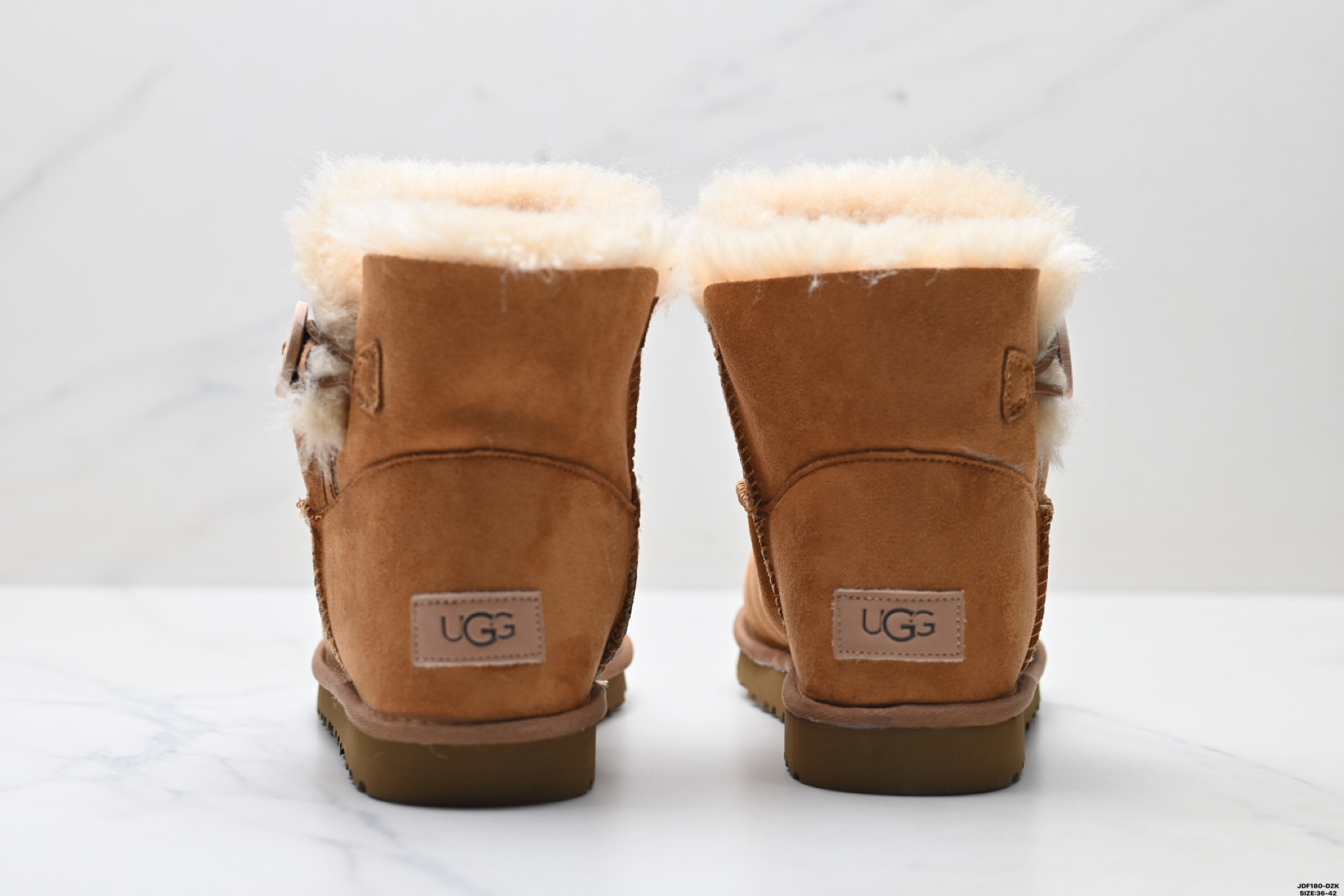 UGG Mini Bailey Button II Botas Cortas de Invierno para Mujer - Clásico y Cálido 7 i1761236643909 3498 0 5