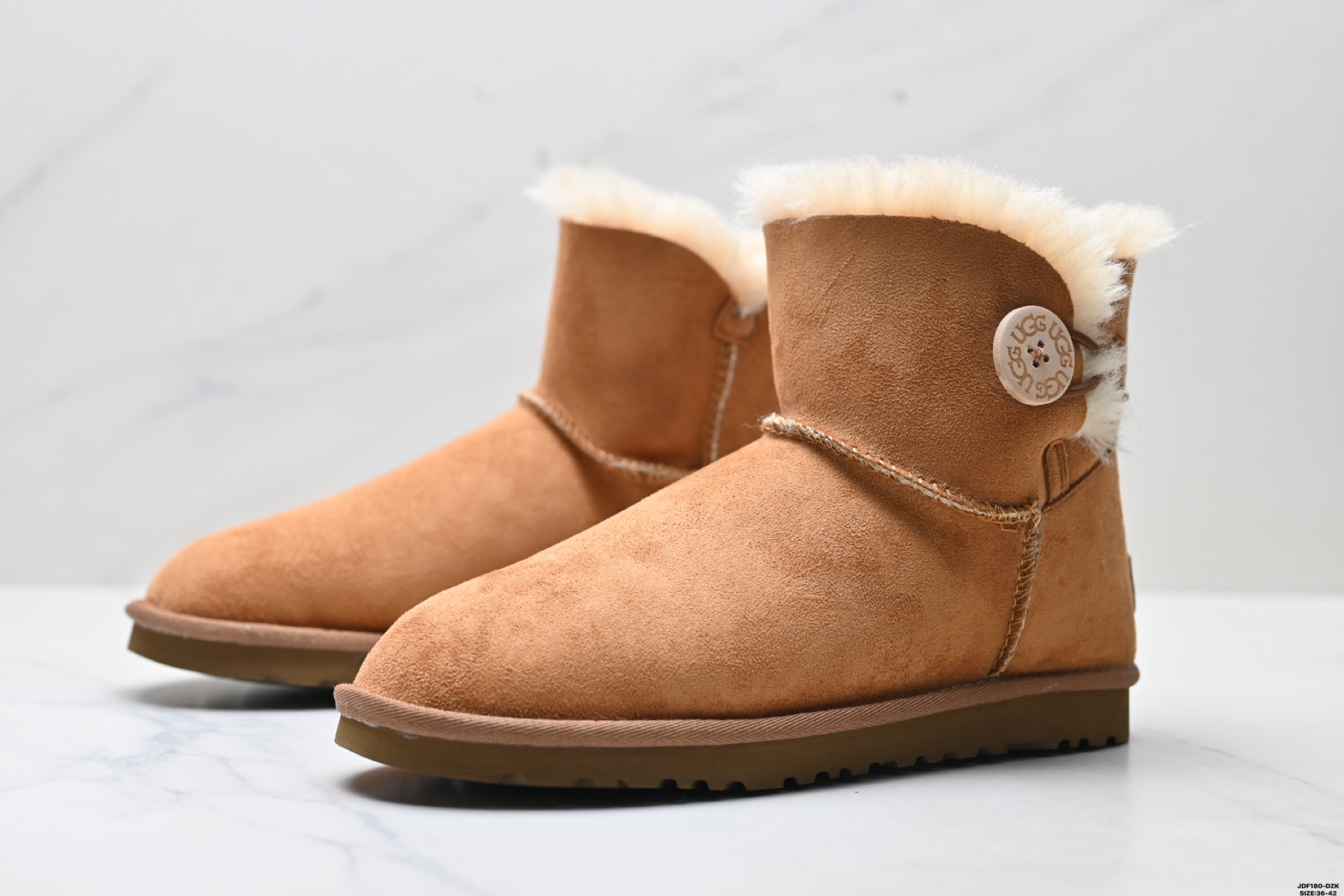 UGG Mini Bailey Button II Botas Cortas de Invierno para Mujer - Clásico y Cálido 5 i1761236644993 6399 0 3