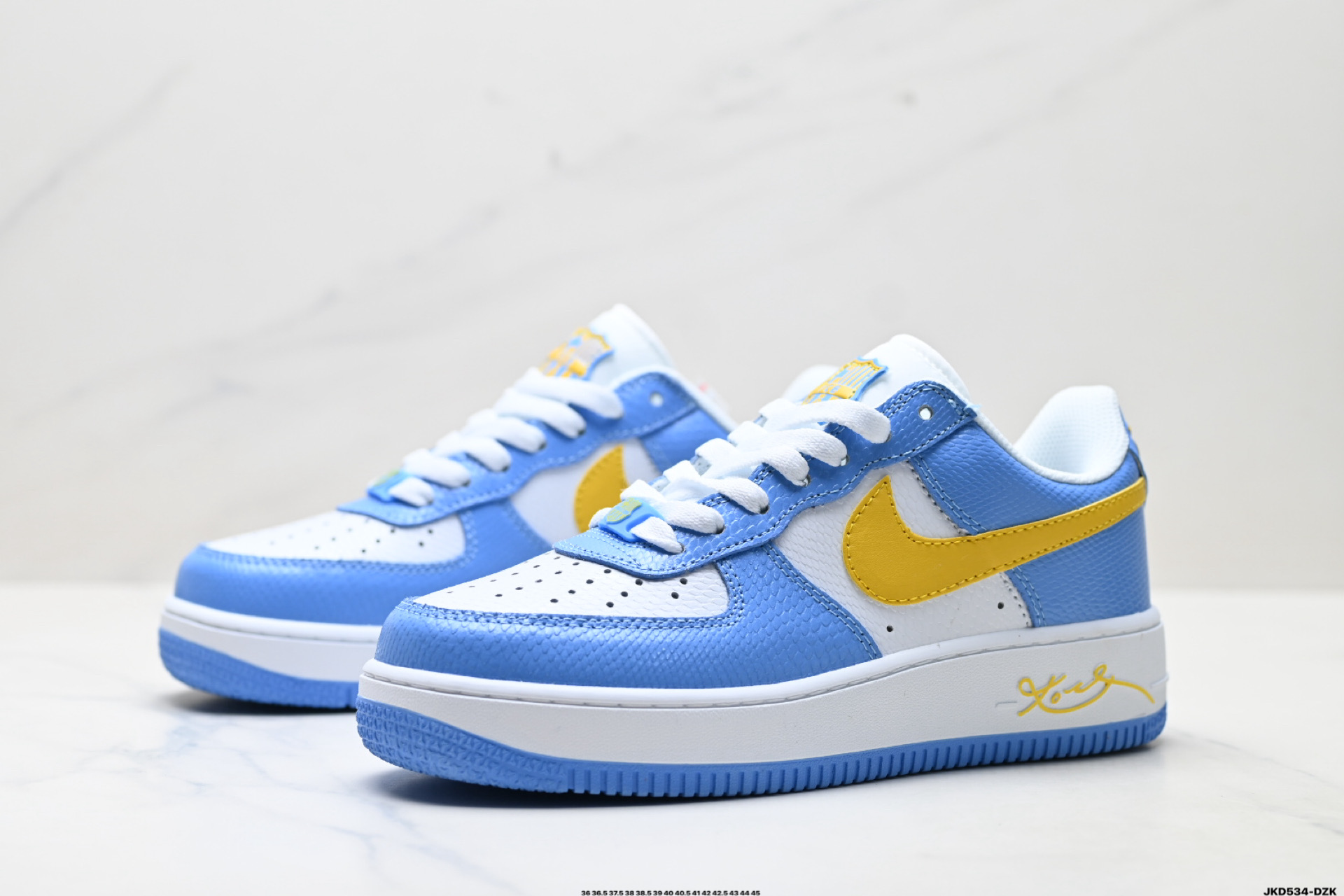 💰180
公司级✅耐克Nike AIR FORCE 1’07空军一号低帮百搭休闲运动板鞋。柔软、弹性十足的缓震性能和出色的中底设计，横跨复古与现代的外型结合，造就出风靡全球三十多年的Force 1。
货号:IM0583-400
尺码:36 36.5 37.5 38 38.5 39 40 40.5 41 42 42.5 43 44 45
ID:JKD534-DZK
