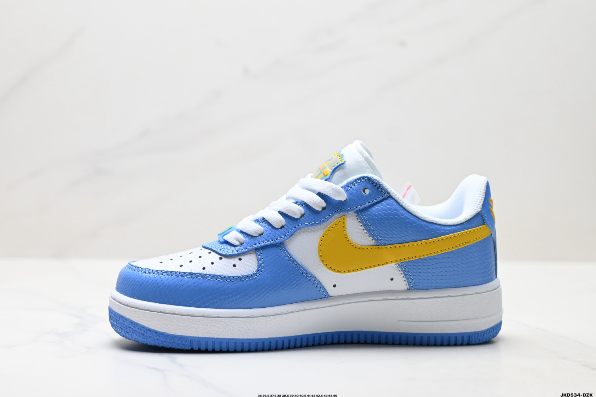 💰180
公司级✅耐克Nike AIR FORCE 1’07空军一号低帮百搭休闲运动板鞋。柔软、弹性十足的缓震性能和出色的中底设计，横跨复古与现代的外型结合，造就出风靡全球三十多年的Force 1。
货号:IM0583-400
尺码:36 36.5 37.5 38 38.5 39 40 40.5 41 42 42.5 43 44 45
ID:JKD534-DZK