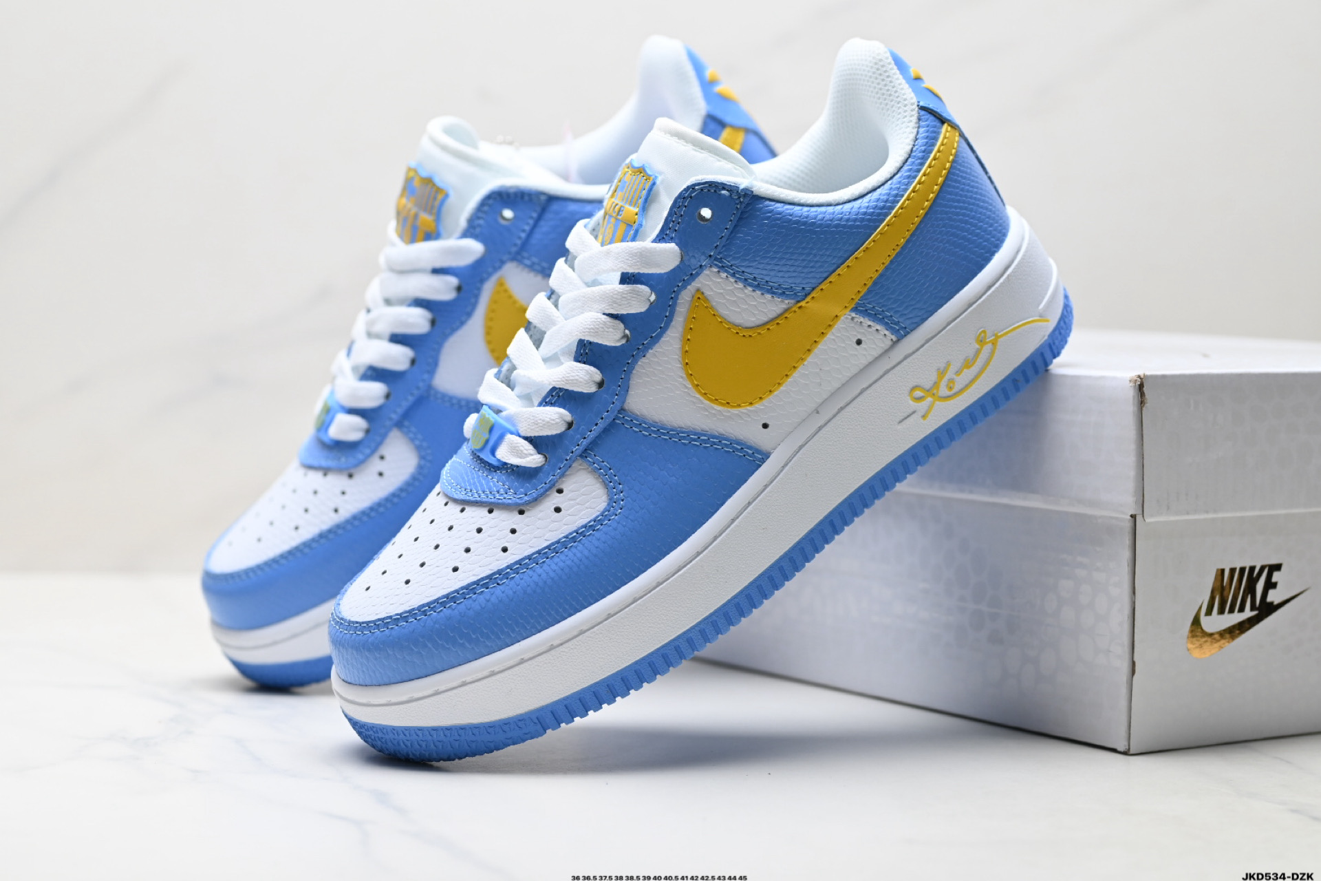 💰180
公司级✅耐克Nike AIR FORCE 1’07空军一号低帮百搭休闲运动板鞋。柔软、弹性十足的缓震性能和出色的中底设计，横跨复古与现代的外型结合，造就出风靡全球三十多年的Force 1。
货号:IM0583-400
尺码:36 36.5 37.5 38 38.5 39 40 40.5 41 42 42.5 43 44 45
ID:JKD534-DZK