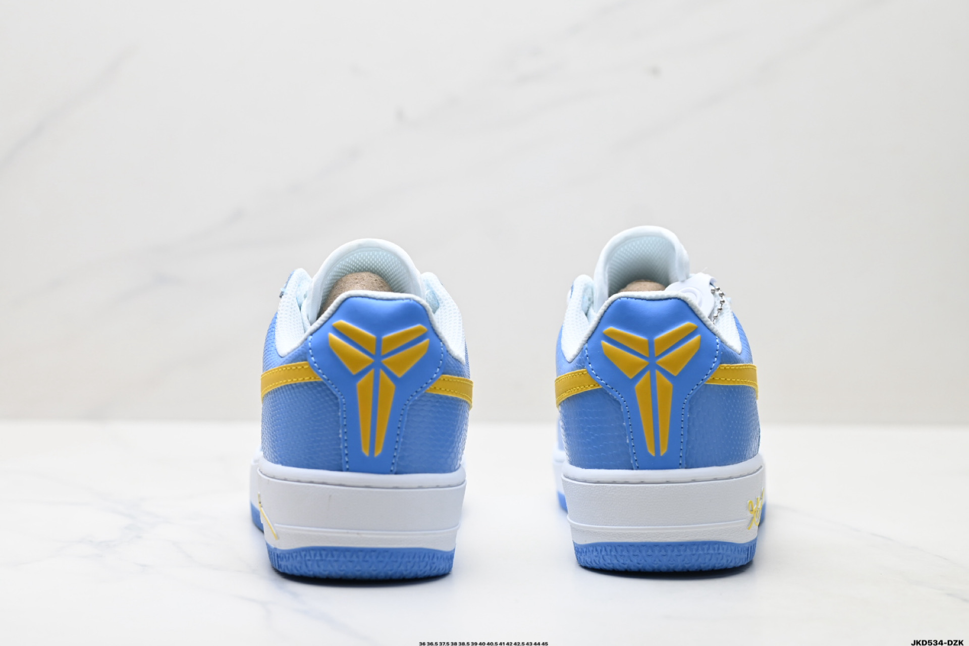💰180
公司级✅耐克Nike AIR FORCE 1’07空军一号低帮百搭休闲运动板鞋。柔软、弹性十足的缓震性能和出色的中底设计，横跨复古与现代的外型结合，造就出风靡全球三十多年的Force 1。
货号:IM0583-400
尺码:36 36.5 37.5 38 38.5 39 40 40.5 41 42 42.5 43 44 45
ID:JKD534-DZK