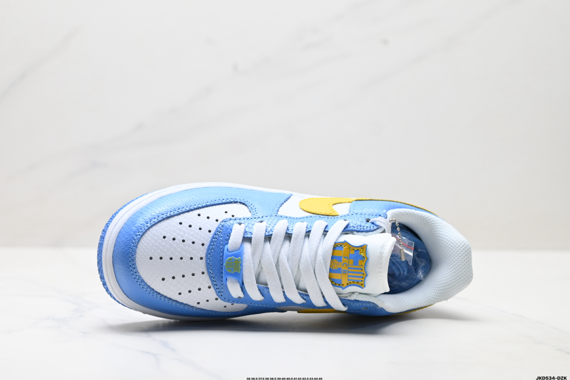 💰180
公司级✅耐克Nike AIR FORCE 1’07空军一号低帮百搭休闲运动板鞋。柔软、弹性十足的缓震性能和出色的中底设计，横跨复古与现代的外型结合，造就出风靡全球三十多年的Force 1。
货号:IM0583-400
尺码:36 36.5 37.5 38 38.5 39 40 40.5 41 42 42.5 43 44 45
ID:JKD534-DZK