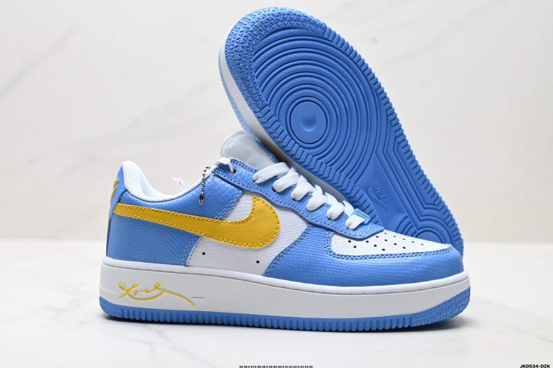💰180
公司级✅耐克Nike AIR FORCE 1’07空军一号低帮百搭休闲运动板鞋。柔软、弹性十足的缓震性能和出色的中底设计，横跨复古与现代的外型结合，造就出风靡全球三十多年的Force 1。
货号:IM0583-400
尺码:36 36.5 37.5 38 38.5 39 40 40.5 41 42 42.5 43 44 45
ID:JKD534-DZK
