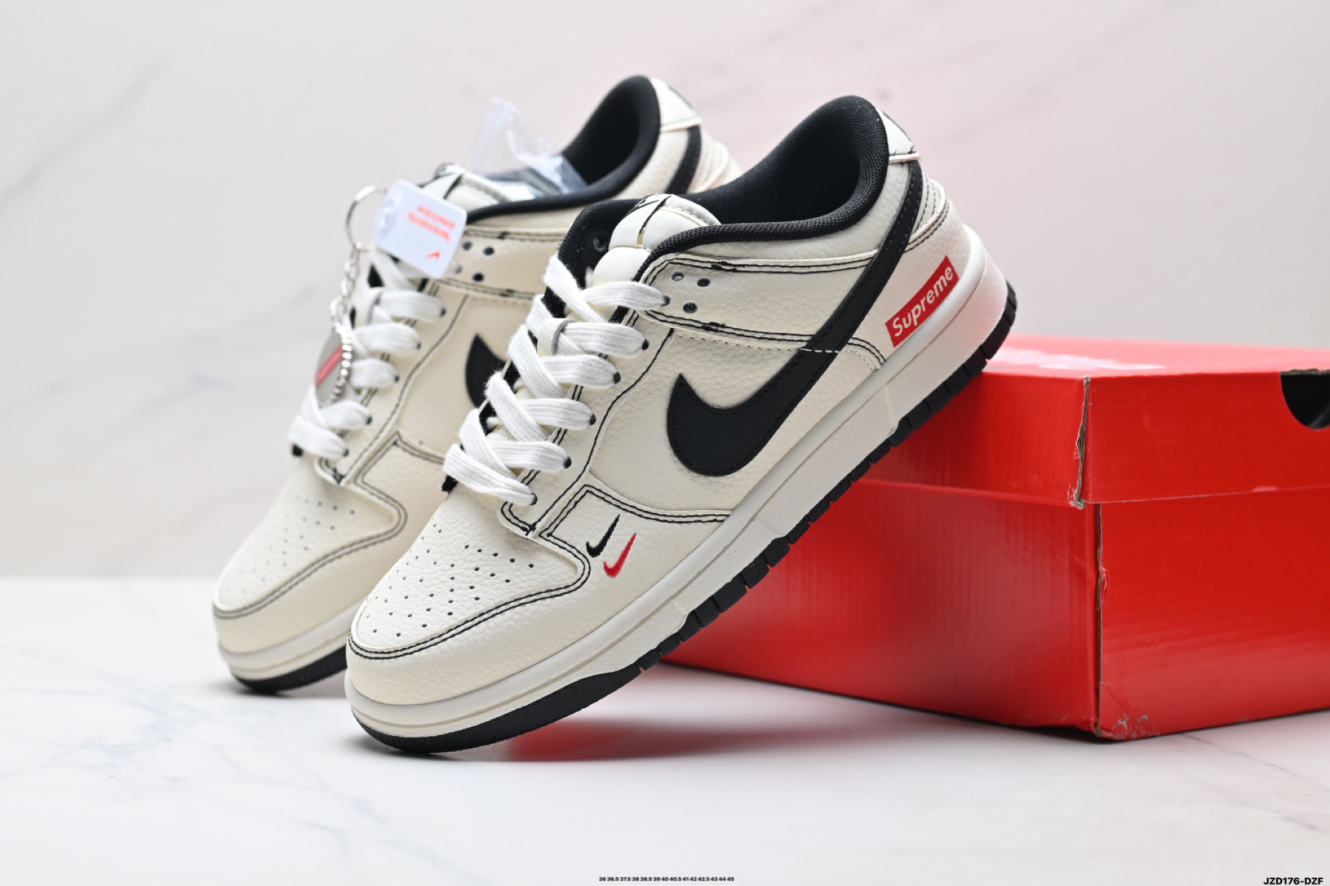 🈴特价‼️💰160
公司级✅Nike Dunk Low Retro ‘DIY高端定制’耐克 低帮休闲运动板鞋
原装头层材料 用料绝不含糊 独家版型蒸餾加工帶來的是更好的视觉和脚感体验 清洁度 电绣工艺 皮料切割干净无任何毛边 细节完美
货号:XX2025-316
尺码:36 36.5 37.5 38 38.5 39 40 40.5 41 42 42.5 43 44 45
ID:JZD176-DZF