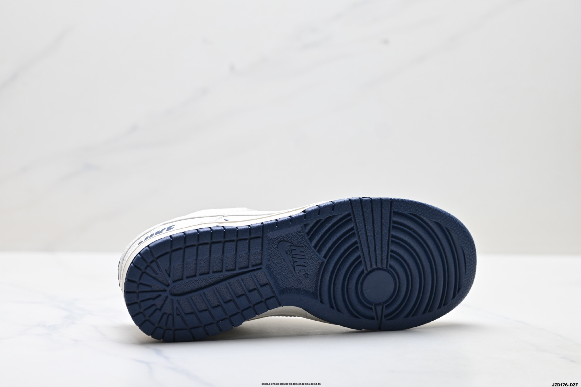 特价‼️💰160
公司级✅Nike Dunk Low Retro ‘DIY高端定制’耐克 低帮休闲运动板鞋
原装头层材料 用料绝不含糊 独家版型蒸餾加工帶來的是更好的视觉和脚感体验 清洁度 电绣工艺 皮料切割干净无任何毛边 细节完美
货号:XX2025-316
尺码:36 36.5 37.5 38 38.5 39 40 40.5 41 42 42.5 43 44 45
ID:JZD176-DZF