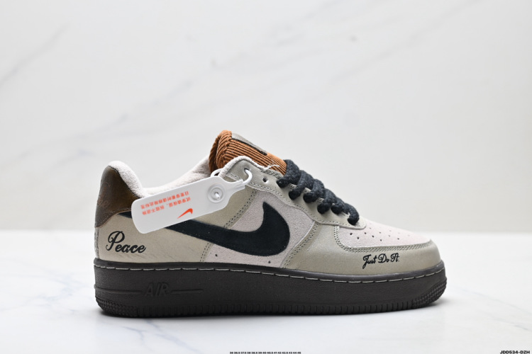 Nike Air Force 1 '07: קלאסיקה נצחית עם טוויסט מודרני - נוחות וסטייל! 1 Nike Air Force 1 ’07: קלאסיקה נצחית עם טוויסט מודרני – נוחות וסטייל!