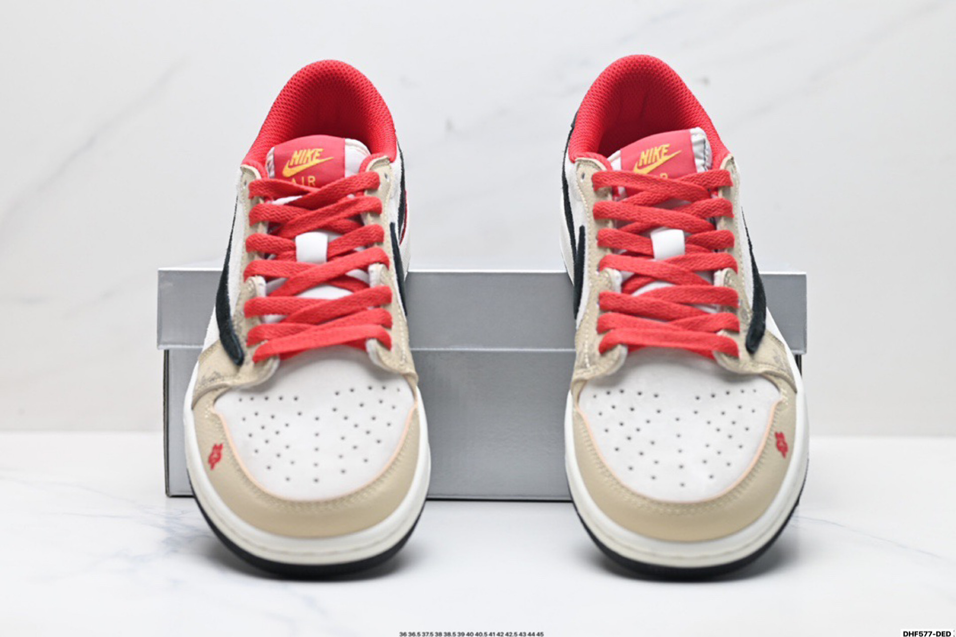 特价‼️💰105
公司级✅Nike Air Jordan 1 x Travis Scott AJ1倒勾 乔一倒钩 ‘DIY’定制 耐克 低帮文化篮球鞋 
完美品质出货 细节如图所示  鞋面切割工整  冲孔整齐干净 中底拉帮线 整体清洁度非常好
货号:DM7866-077
尺码:36 36.5 37.5 38 38.5 39 40 40.5 41 42 42.5 43 44 45
ID:DHF577-DED