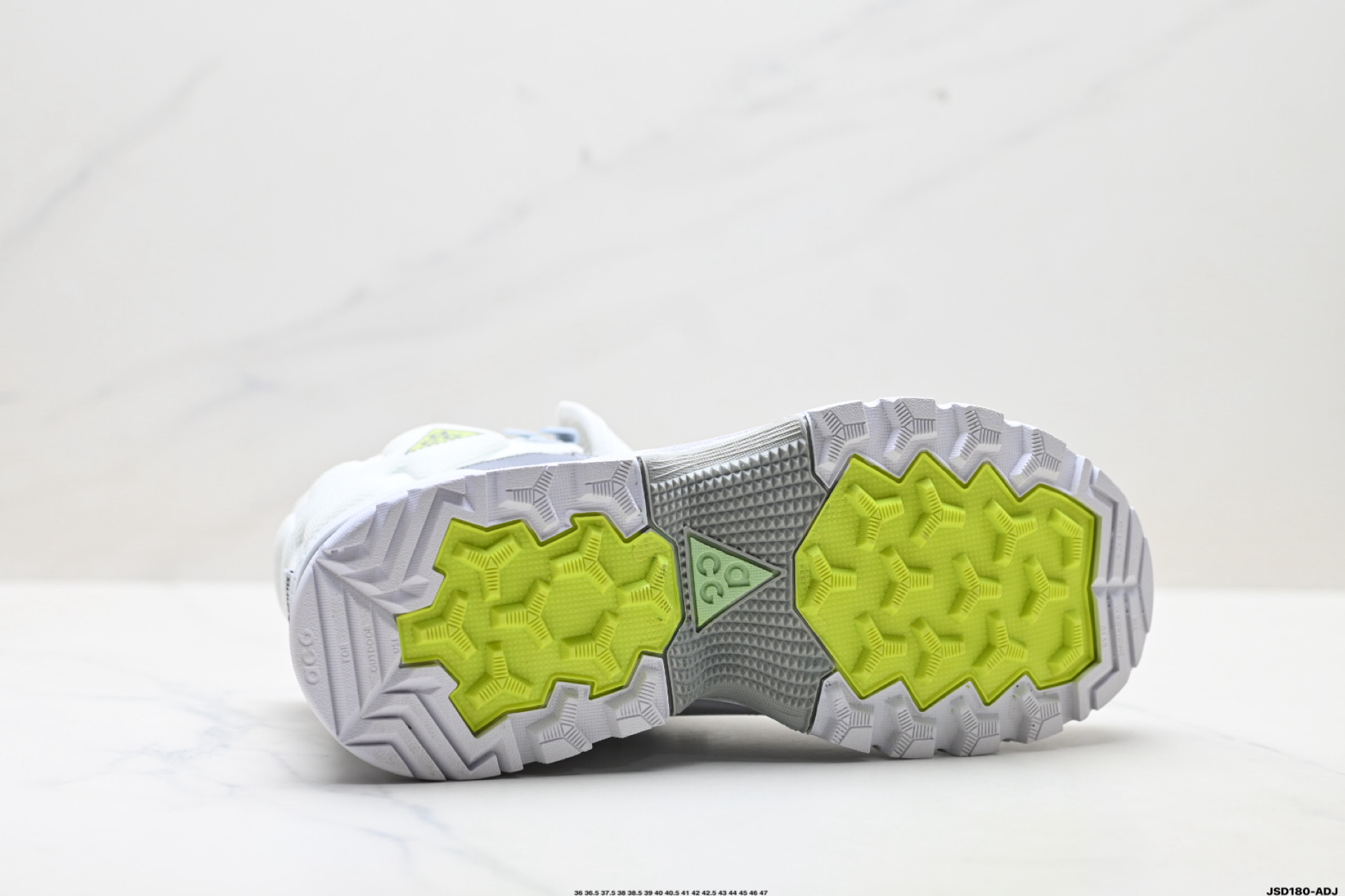 💰220
公司级✅Nike耐克ACG GORE-TEX男女户外耐磨运动鞋秋季透气徒步
这款鞋主打GORE-TEX科技,暴雨天等不良天气也能轻松应对,还配了Air Zoom气垫,踩上去软弹舒适。
鞋底纹路超深,防滑抓地力强,山地石子路都稳得很,户外探险或者城市穿都超有型!
Nike ACG Air Zoom Gaiadome GORE-TEX 男子运动鞋可驾驭多种场合。此鞋款采用耐穿材料,结合 GORE-TEX 技术和经过精心调整的大号凸起底纹,可驾驭陡峭山坡。简而言之,无论是徒步、背包旅行或是简单的探索,这双鞋都能满足你。
货号:DD2858–100
尺码:36 36.5 37.5 38 38.5 39 40 40.5 41 42 42.5 43 44 45 46 47
lD:JSD180-ADJ