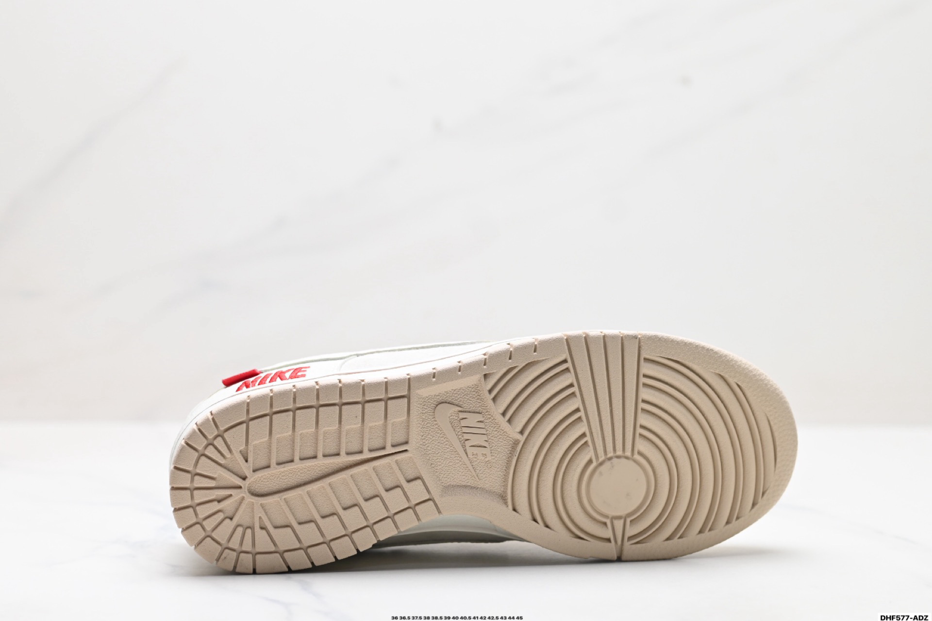 特价‼️💰115
公司级✅Nike Dunk Low Retro ‘DIY高端定制’耐克 低帮休闲运动板鞋
原装头层材料 用料绝不含糊 独家版型蒸餾加工帶來的是更好的视觉和脚感体验 清洁度 电绣工艺 皮料切割干净无任何毛边 细节完美
货号:XX2025-316
尺码:36 36.5 37.5 38 38.5 39 40 40.5 41 42 42.5 43 44 45
ID:DHF577-ADZ